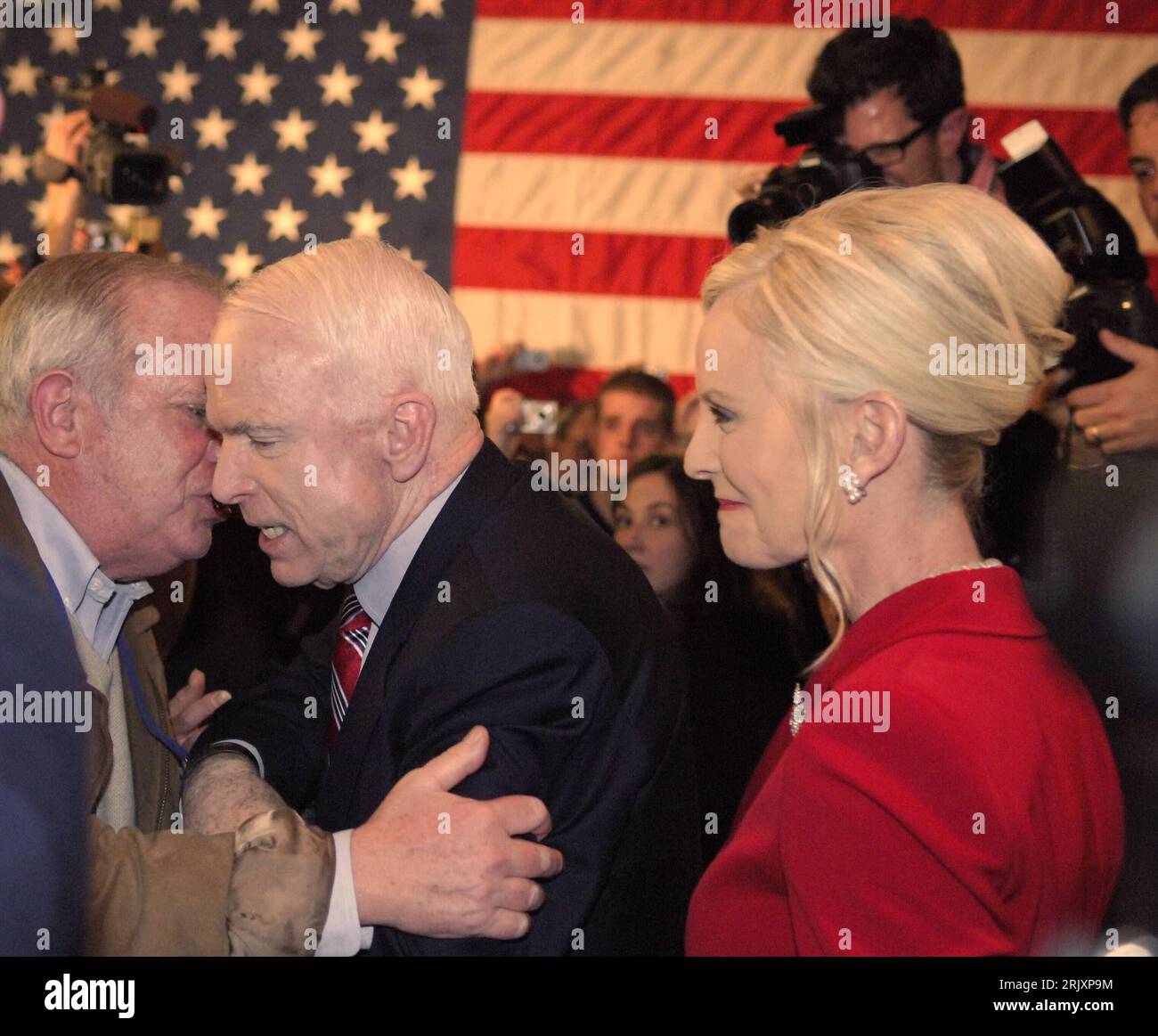 Bildnummer: 52328225 Datum: 09.01.2008 Copyright: imago/Xinhua Senator John McCain (li., USA/Republikaner, Arizona) und seine Frau Cindy (re.) Anlässlich der Vorwahlen in New Hampshire, USA PUBLICATIONxNOTxINxCHN, Personen; 2008, USA, New Hampshire, Politiker, Politik, Ehefrau, Wahl, Wahlen, Wahlkampf, Präsidentschaftswahl, Präsidentschaftswahlen, Vorwahl, MC, Cain, Mac, MacCain; , quer, Kbdig, Gruppenbild, Randbild, People Stockfoto