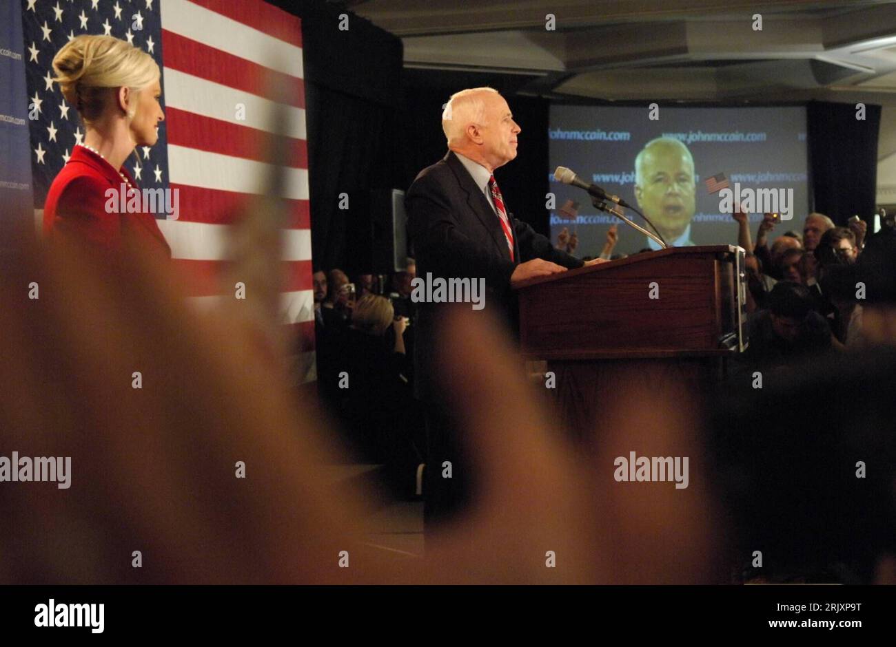 Bildnummer: 52328224 Datum: 09.01.2008 Copyright: imago/Xinhua Senator John McCain (re., USA/Republikaner, Arizona) und seine Frau Cindy (li.) Anlässlich der Vorwahlen in New Hampshire, USA PUBLICATIONxNOTxINxCHN, Personen; 2008, USA, New Hampshire, Politiker, Politik, Ehefrau, Wahl, Wahlen, Wahlkampf, Präsidentschaftswahl, Präsidentschaftswahlen, Vorwahl, MC, Cain, Mac, MacCain; , quer, Kbdig, Gruppenbild, Aktion, People Stockfoto