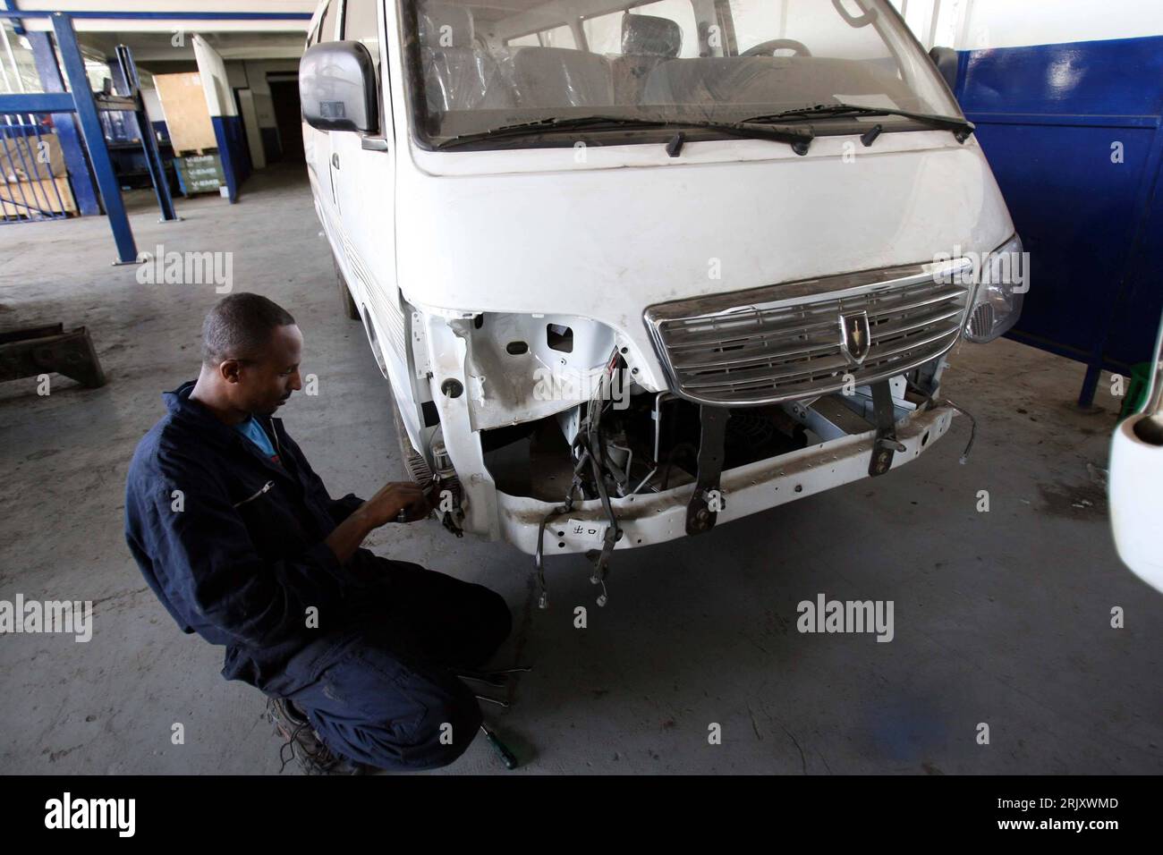 Bildnummer: 52369615 Datum: 28.01.2008 Copyright: imago/Xinhua Mechaniker repariert einen ramponierten Kleinbus in einer Werkstatt in Addis Abeba PUBLICATIONxNOTxINxCHN, Objekte , Personen; 2008, Addis Abeba, Äthiopien, Mann, Einheimische, Äthiopier, KFZ, Reparatur, Reparatur, Autoreparatur, Automechaniker, Autowerkstatt, PKW; , quer, Kbdig, Einzelbild, Handwerk, Wirtschaft, Arbeitswelten, Gesellschaft, , - Afrika Stockfoto