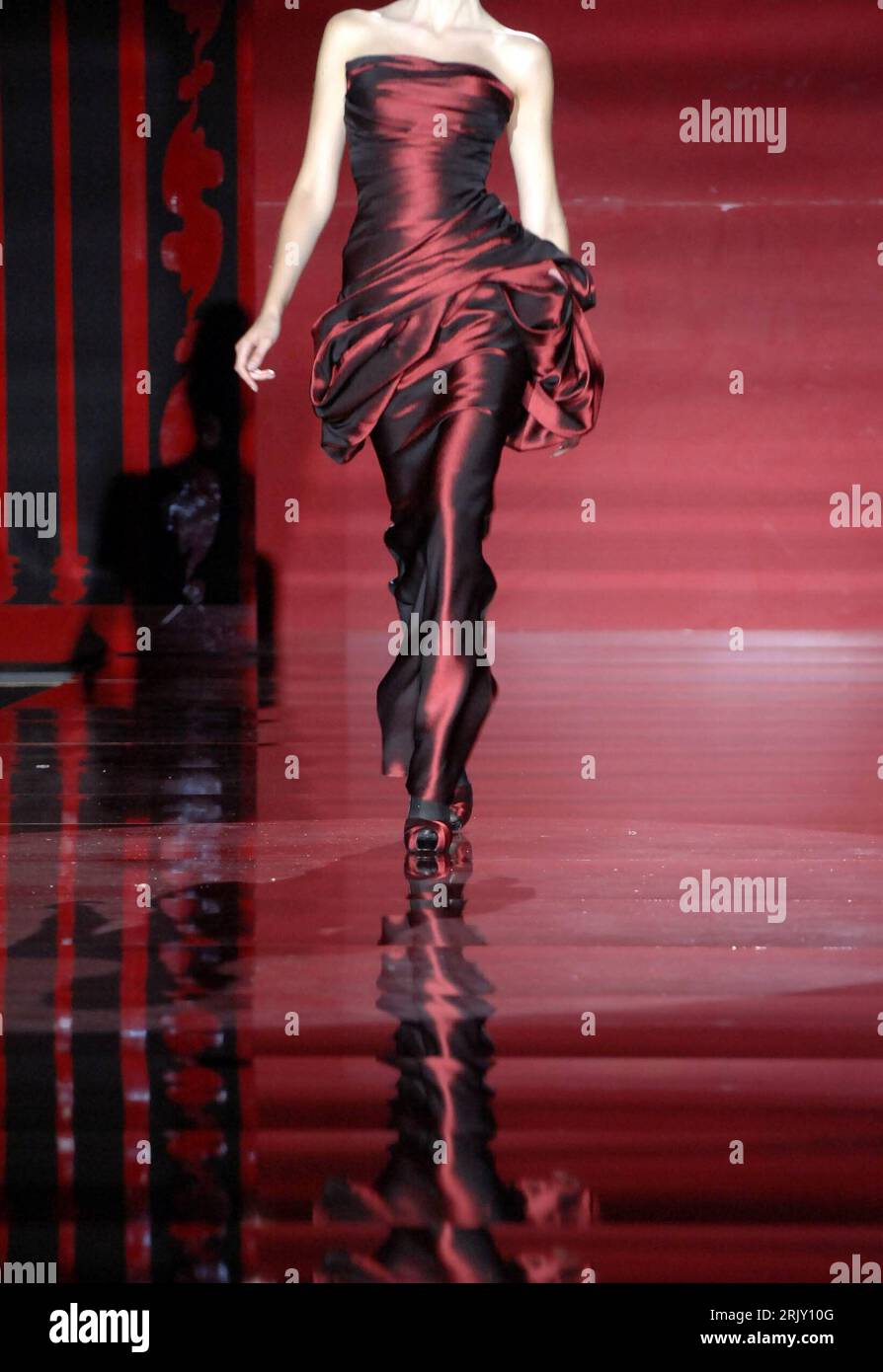 Bildnummer: 52402159 Datum: 15.02.2008 Copyright: imago/Xinhua Model präsentiert ein Abendkleid von Hannibal Laguna anlässlich der Fashion Week in Madrid - PUBLICATIONxNOTxINxCHN, Personen; 2008, premiumd, Madrid, Fashionweek, Mode, Modenschau, Modenschauen, Präsentation, Präsentationen, Damenmode, Herbstkollektion, Winterkollektion; , hoch, Kbdig, Einzelbild, , Schönheit, Mode Stockfoto