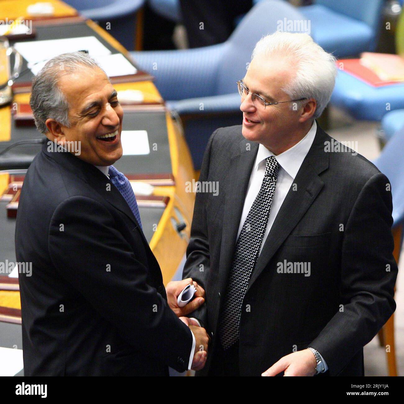 Bildnummer: 52409088 Datum: 18.02.2008 Copyright: imago/Xinhua UN-Botschafter Zalmay Khalilzad (li., USA) und Vitaly Churkin (Russland) während der Sondersitzung des UN-Sicherheitsrates anlässlich der Unabhängigkeitserklärung des Kosovos in New York PUBLICATIONxNOTxINxCHN, Personen , optimistisch , Freude; 2008, New York, NY, NY, Sicherheitsrat, Sitzung, Kosovo, Ministerpräsident, Politiker, Witaly, Tschurkin; , Quadrat, Kbdig, Gruppenbild, Close, Randbild, / People o0 Internationale, UNO, Vereinte Nationen Stockfoto