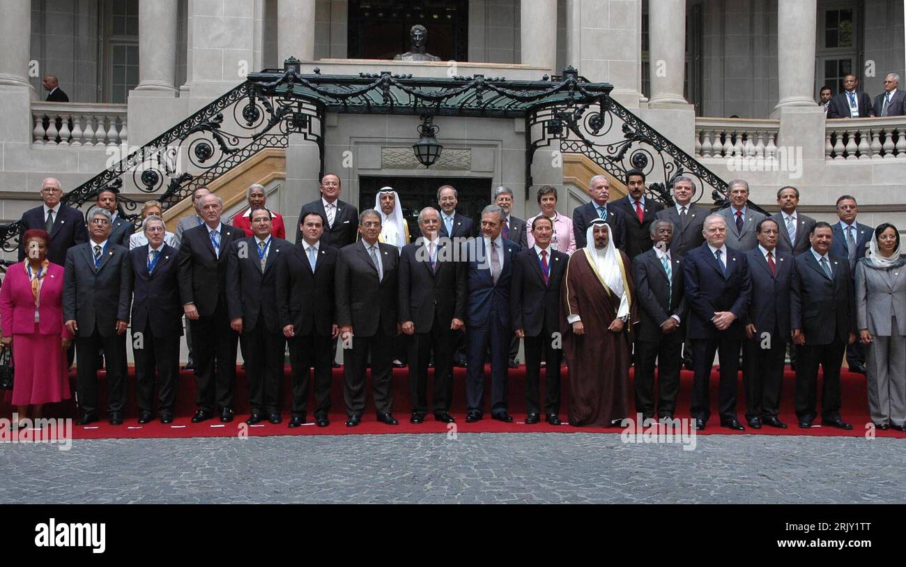 Bildnummer: 52415266 Datum: 20.02.2008 Copyright: imago/Xinhua Außenminister Jorge Taiana (8.v.l. Argentinien) mit arabischen und südamerikanischen Kollegen anlässlich des Außenminister-Treffens in Buenos Aires - PUBLICATIONxNOTxINxCHN, Personen , premiumd; 2008, Buenos Aires, Politik, Politiker, Politikerin, Außenminister, Außenministerin, treffen, arabisch, Pressetermin , Argentinien; , quer, Kbdig, total, Internationale Politik, Politik, Randbild, People, Südamerika Stockfoto