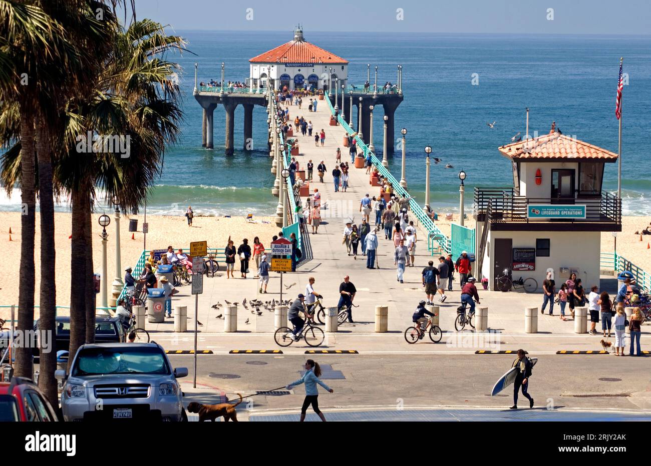 Eine Menschenmenge genießt den Manhattan Beach Pier, Manhattan Beach, CA Stockfoto