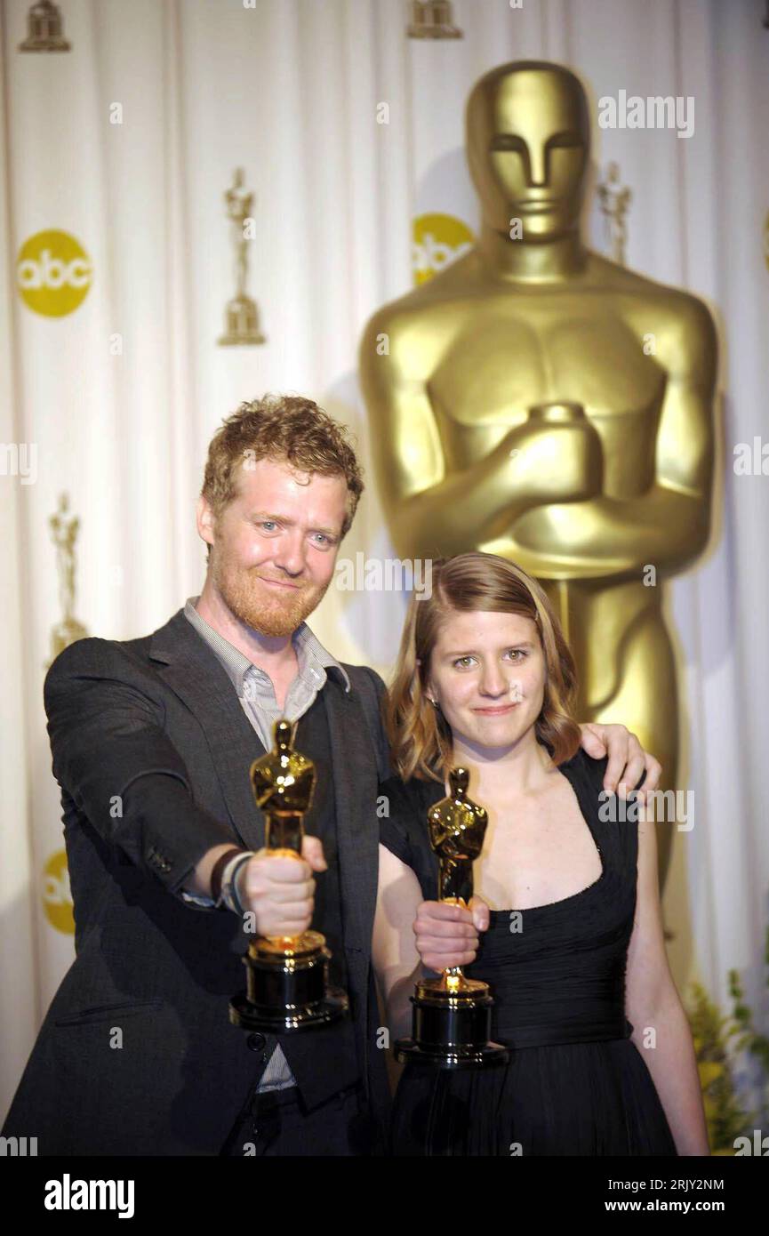 Bildnummer: 52428534 Datum: 24.02.2008 Copyright: imago/Xinhua Preisträger Glen Hansard (Sänger/The Frames) und Marketa Irglova (Sängerin) anlässlich der 80. Jährliche Academy Awards in Hollywood - PUBLICATIONxNOTxINxCHN , Objekte , Personen , Freude , Glück , optimistisch; 2008, Los Angeles, LA, L.A., Hollywood, Oscar, Oscars, Oscarverleihung, Pressetermin, Preisverleihung, Verleihung, Trophäe, Preisträgerin, Langsam Fallend, Einmal Musiker, Musikerin, Pop, Rock; , hoch, Kbdig, Gruppenbild, Close, Musik, Kunst, Randbild, People Stockfoto