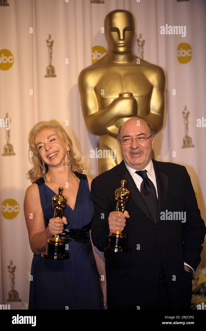 Bildnummer: 52428582 Datum: 24.02.2008 Copyright: imago/Xinhua Preisträger Dante Ferretti und Francesca Lo Schiavo (beide Bühnenbildner) anlässlich der 80. Jährliche Academy Awards in Hollywood - PUBLICATIONxNOTxINxCHN , Personen , Objekte , optimistisch , Glück , Begeisterung , Freude; 2008, Los Angeles, LA, L.A., Hollywood, Oscar, Oscars, Oscarverleihung, Pressetermin, Preisverleihung, Verleihung, Trophäe, Bühnenbildnerin, Preisträgerin, Sweeney Todd - der teuflische Barbier aus der Fleet Street, der teuflische Barbier aus der; , hoch, Kbdig, Gruppenbild, Close, Film, Kunst, Randbild, People Stockfoto