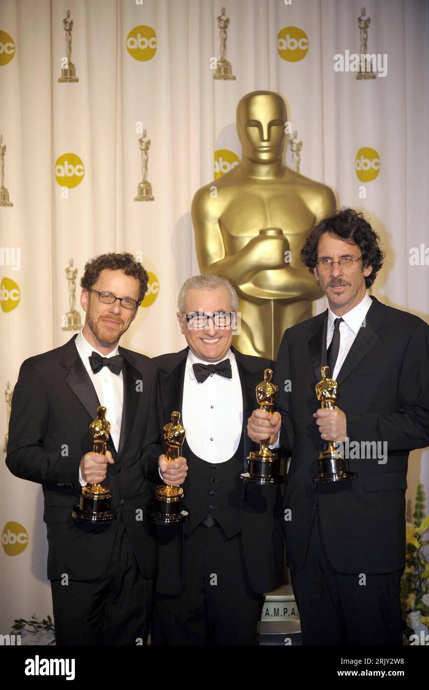 Bildnummer: 52428448 Datum: 24.02.2008 Copyright: imago/Xinhua Preisträger Ethan (li.) Und Joel Coen (re., beide Regisseure) mit Regisseur Martin Scorsese (Presenter) anlässlich der 80. Jährliche Academy Awards in Hollywood - PUBLICATIONxNOTxINxCHN , Personen , Objekte , optimistisch; 2008, los Angeles, LA, L.A., Hollywood, Oscar, Oscars, Oscarverleihung, Pressetermin, Preisverleihung, Verleihung, Trophäe, kein Land für alte Männer, lächelt; , hoch, Kbdig, Gruppenbild, Close, Film, Kunst, Randbild, Menschen Stockfoto