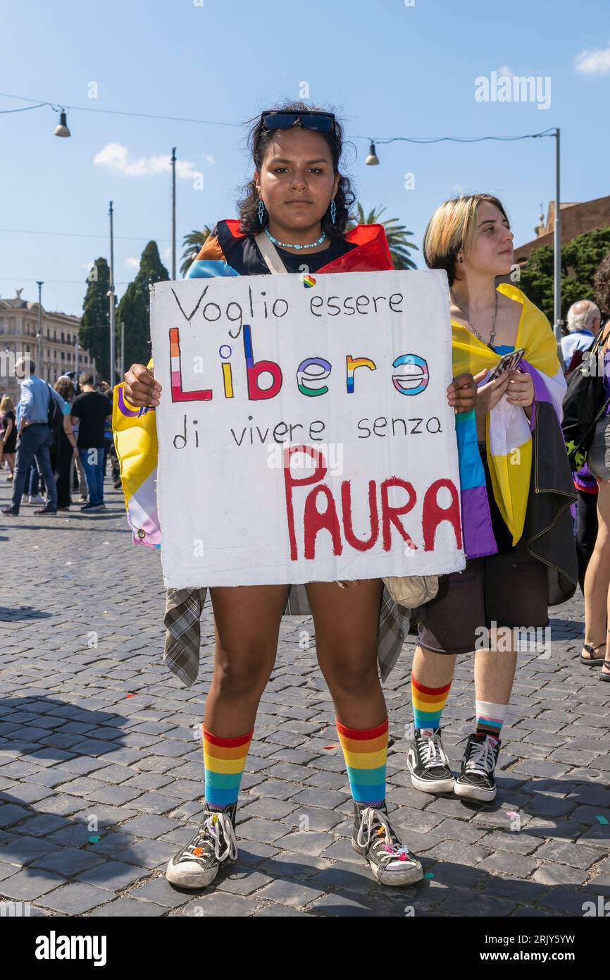 Junge Frau, die an der Gay Pride Parade teilnimmt und ein Banner mit der Aufschrift hält: "Ich will frei sein, ohne Angst zu leben." Rom, Italien, Europa, EU Stockfoto