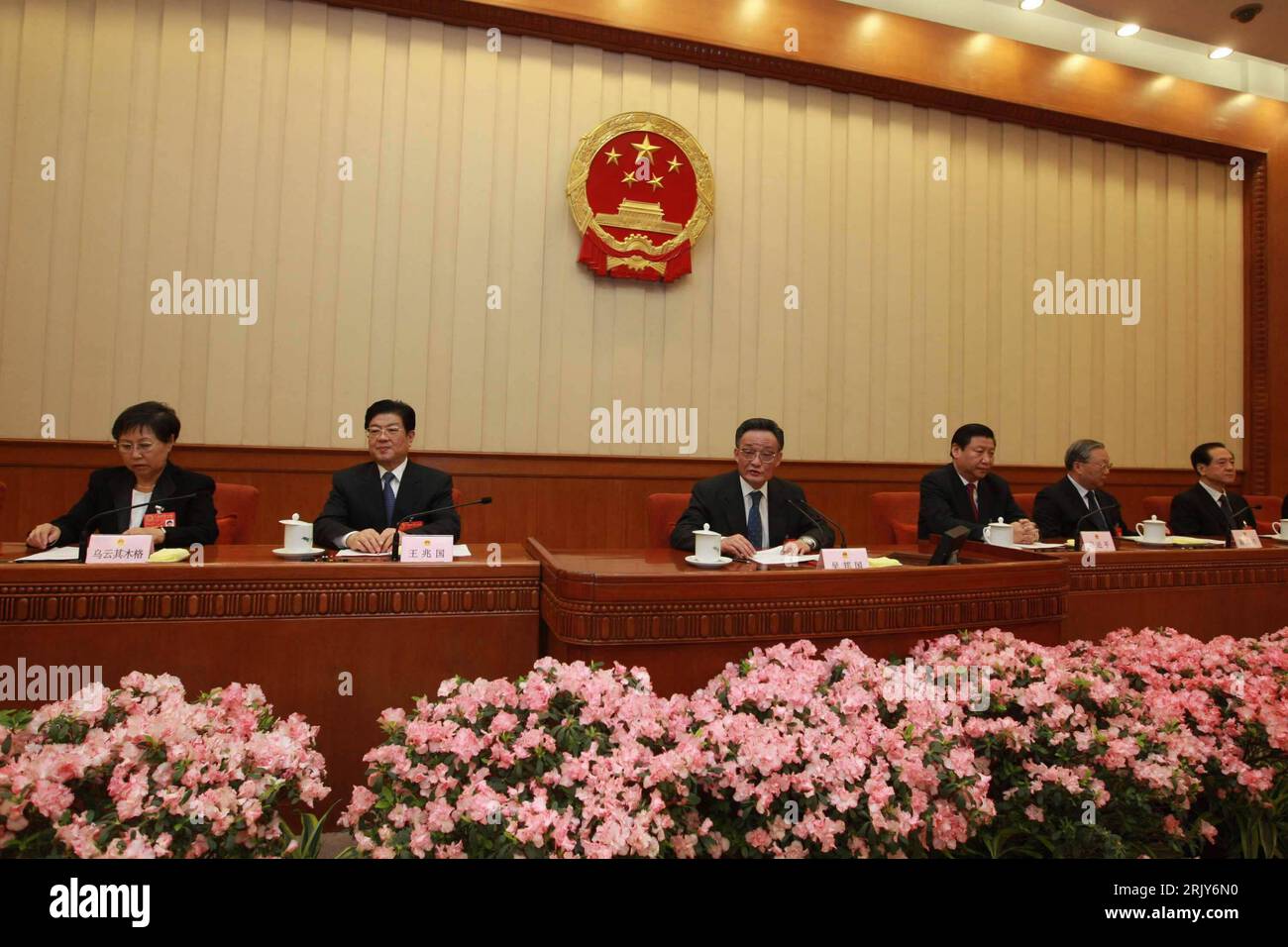 Bildnummer: 52459240 Datum: 17.03.2008 Copyright: imago/Xinhua Wu Bangguo (Mitte, China/Vorsitzender nationaler Volkskongress) anlässlich einer Sitzung des Präsidiums des 11. Nationale Volkskongresse (NPC) in Peking - PUBLICATIONxNOTxINxCHN, Personen; 2008, Peking, China, Politik, Politiker; , quer, Kbdig, Gruppenbild, Logo, Logos, Aktion, Personen, Präsidium o0 NVK Stockfoto