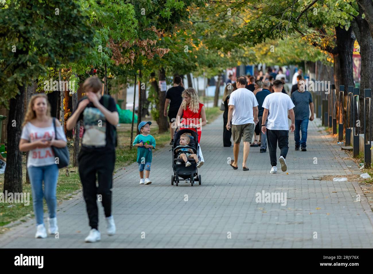 Der Sommer nähert sich seinem Ende und die Menschen genießen die letzten Wochen auf dem belebten Lebensmittelmarkt in der Innenstadt von Prishtina, der Hauptstadt des Kosovo, wie am Mittwoch gefangen genommen Stockfoto