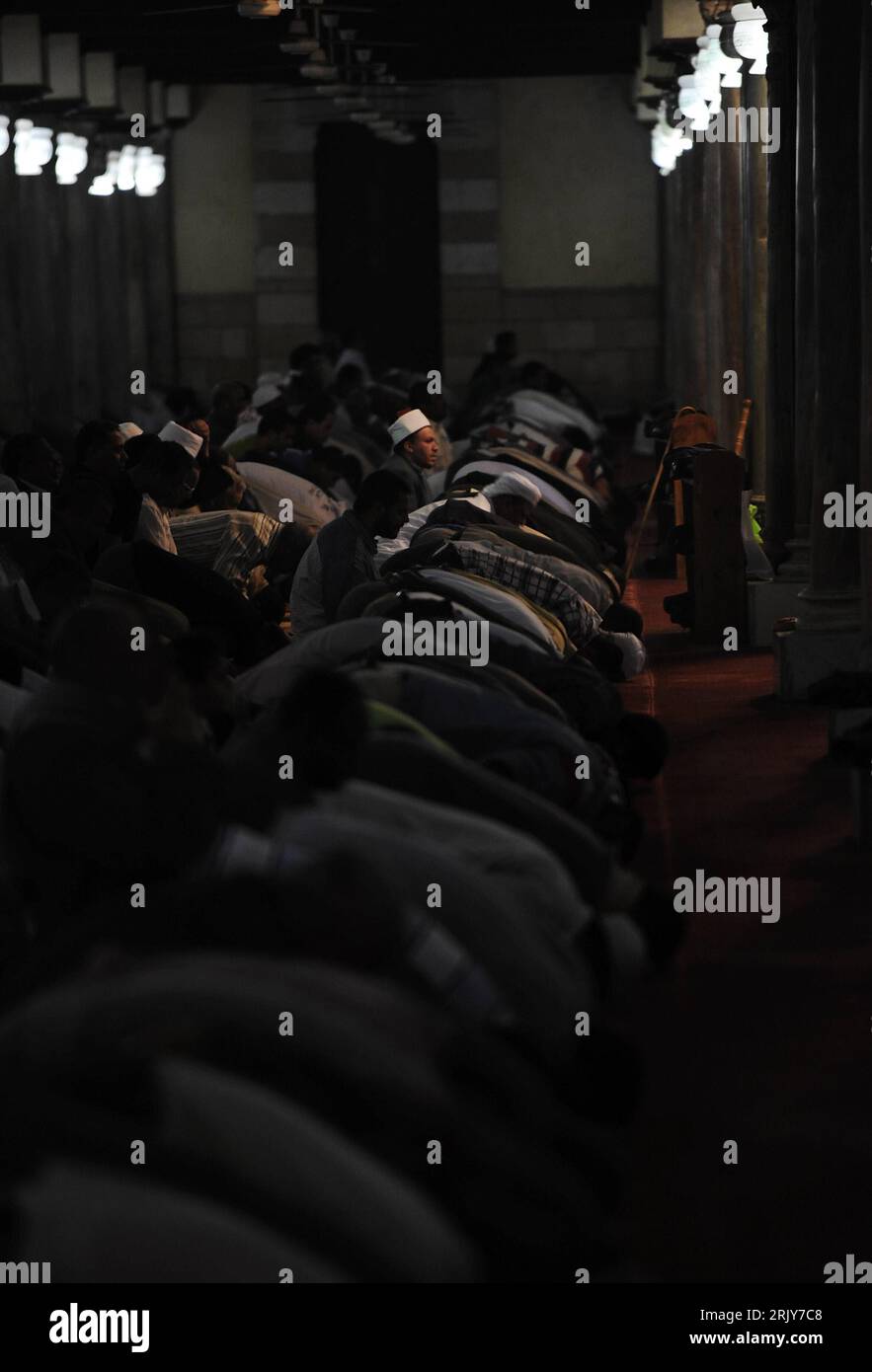 Bildnummer: 52465833 Datum: 20.03.2008 Copyright: imago/Xinhua Feiertag Eid-Milad-un-Nabi - Moslems beten in der Moschee Azhar in Kairo - PUBLICATIONxNOTxINxCHN, Personen , Restlichtaufnahme; 2008, Kairo, Ägypten, Land, Leute, Einheimische, Ägypter, Mawlid, traditionelles fest , Muslime, Mann, Gebet, Betend; , hoch, Kbdig, Totale, Islam, Religion, , , Asien Stockfoto