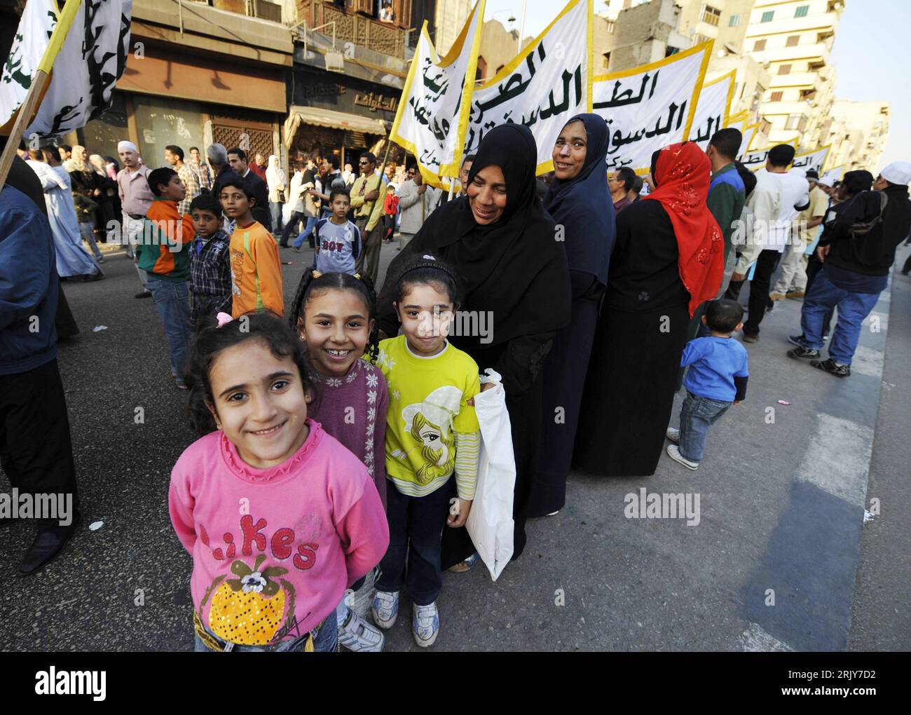 Bildnummer: 52465840 Datum: 20.03.2008 Copyright: imago/Xinhua Feiertag Eid-Milad-un-Nabi - Zuschauer beobachten die Prozession in Kairo - PUBLICATIONxNOTxINxCHN, Personen , optimistisch; 2008, Kairo, Ägypten, Land, Leute, Einheimische, Ägypter, Mawlid, traditionelles fest , Muslime, Frau, Kind, Kinder, Familie, Banner, Mädchen; , quer, Kbdig, Gruppenbild, Islam, Religion, , Asien Stockfoto