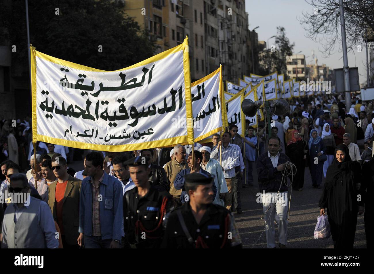Bildnummer: 52465823 Datum: 20.03.2008 Copyright: imago/Xinhua Feiertag Eid-Milad-un-Nabi - Prozession in Kairo - PUBLICATIONxNOTxINxCHN, Personen , Uraufführung; 2008, Kairo, Ägypten, Land, Leute, Einheimische, Ägypter, Mawlid, traditionelles fest , Banner, Schriftzeichen, Muslime; , quer, Kbdig, Totale, Islam, Religion, , , Asien Stockfoto