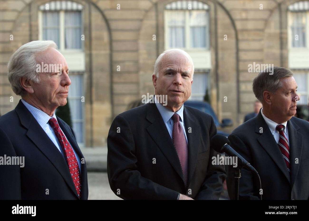 Bildnummer: 52467128 Datum: 21.03.2008 Copyright: imago/Xinhua Präsidentschaftskandidat John McCain (Mitte USA/Republikaner/Senator Arizona) und Joe Liebermann (li.) Bei einer Pressekonferenz anlässlich seines Besuchs in Paris - PUBLICATIONxNOTxINxCHN , Personen , pessimistisch , Premiere; 2008, Paris, Politiker, Politik, , Pressetermin , Pressekonferenz, Mc, Mac, MacCain, Cain, krux; , quer, Kbdig, Gruppenbild, Internationale Politik, Politik, Aktion, People Stockfoto