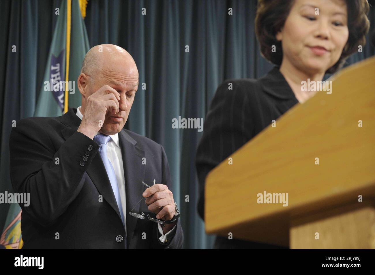 Bildnummer: 52471262 Datum: 25.03.2008 Copyright: imago/Xinhua Finanzminister Henry Paulson und Arbeitsministerin Elaine Chao (beide USA) während einer Pressekonferenz in Washington D.C. - PUBLICATIONxNOTxINxCHN, Personen , Erschöpfung , premiumd; 2008, Washington DC, Pressetermin, Pressekonferenz, Politiker, Politikerin, Politik, LAN; , quer, Kbdig, Gruppenbild, Close, Randbild, Leute o0 pessimistisch Stockfoto