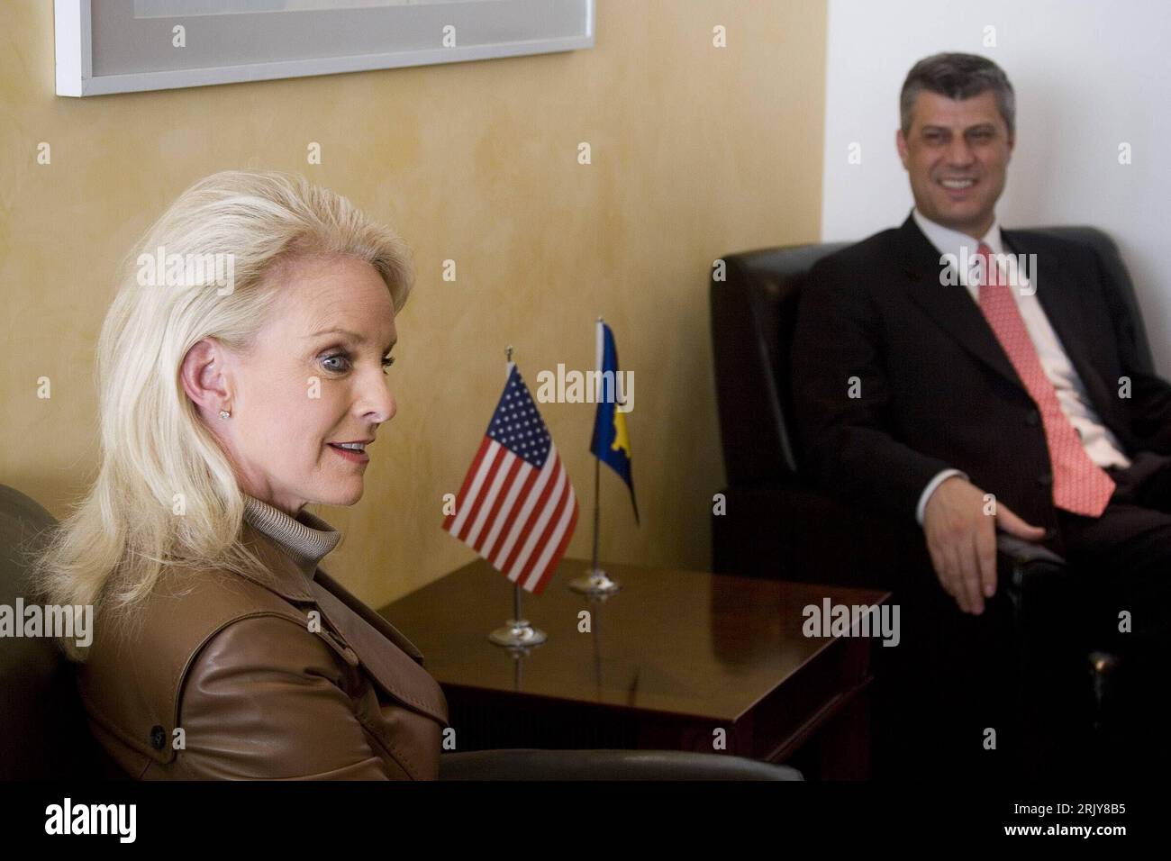 Bildnummer: 52471695 Datum: 26.03.2008 Copyright: imago/Xinhua Cindy McCain (USA/Ehefrau von Präsidentschaftskandidat John McCain) trifft Premierminister Hashim Thaci (Kosovo) anlässlich eines Pressetermins der Minenräumungsfirma - HALO Trust - in Pristina - PUBLICATIONxNOTxINxCHN, premiumd , optimistisch; 2008 Personen, Pristina, Politiker, Politik, Frau, Landmine, Landminen, Mine, Minen, Pressetermin, MacCain, MC, Mac, Cain; , quer, Kbdig, Gruppenbild, Internationale Politik, Politik, Randbild, Menschen Stockfoto