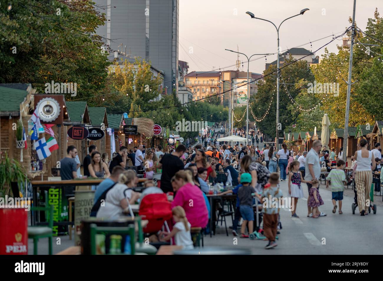 Der Sommer nähert sich seinem Ende und die Menschen genießen die letzten Wochen auf dem belebten Lebensmittelmarkt in der Innenstadt von Prishtina, der Hauptstadt des Kosovo, wie am Mittwoch gefangen genommen Stockfoto
