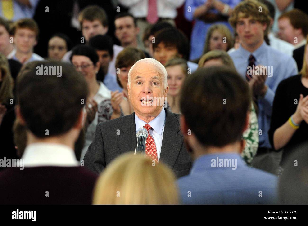 Bildnummer: 52480285 Datum: 02.04.2008 Copyright: imago/Xinhua Präsidentschaftskandidat John McCain (USA/Republikaner/Senator Arizona) anlässlich einer Wahlkampfveranstaltung in Alexandria - Virginia PUBLICATIONxNOTxINxCHN , Personen , premiumd , optimistisch; 2008, Alexandria - Virginia, Wahl, Wahlen, Präsidentschaftswahl, Präsidentschaftswahlen, Kandidat, Wahlkampf, Mc, Mac, Cain, MacCain; , quer, Kbdig, Gruppenbild, Film, Kunst, Randbild, People Stockfoto