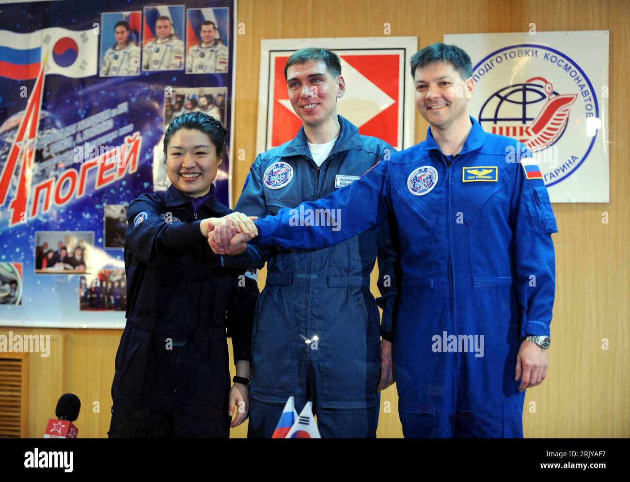 Bildnummer: 52488168 Datum: 07.04.2008 Copyright: imago/Xinhua V.l.n.r.: Astronautin Yi so-yeon, Kosmonaut Sergei Volkov und Kosmonaut Kononenko während einer Pressekonferenz im Weltraumhafen Baikonur PUBLICATIONxNOTxINxCHN, Personen , premiumd; 2008, Baikonur, lächeln, Pressetermin, Astronaut, Schüttelgeländer, Hände schütteln; , quer, Kbdig, Gruppenbild, Randbild, Menschen o0 Raumfahrt Bildnummer 52488168 Datum 07 04 2008 Copyright Imago XINHUA V l n r Astronaut Yi als Yeon Kosmonaut Sergei Volkov und Kosmonaut Kononenko während einer Pressekonferenz im Weltraumbahnhof Baikonur PUBLICATIONxNOTxINxCHN People p Stockfoto