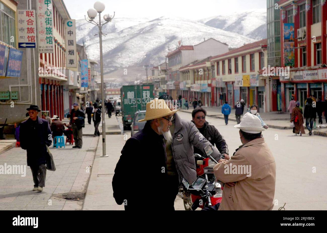 Bildnummer: 52495167 Datum: 03.04.2008 Copyright: imago/Xinhua Einheimische auf einer Straße im Landkreis Aba, Autonome Präfektur Tibet-Qing, Provinz Sichuan PUBLICATIONxNOTxINxCHN , Personen; 2008, Aba, China, Land Leute, ; , quer, Kbdig, Total, , , Asien Stockfoto