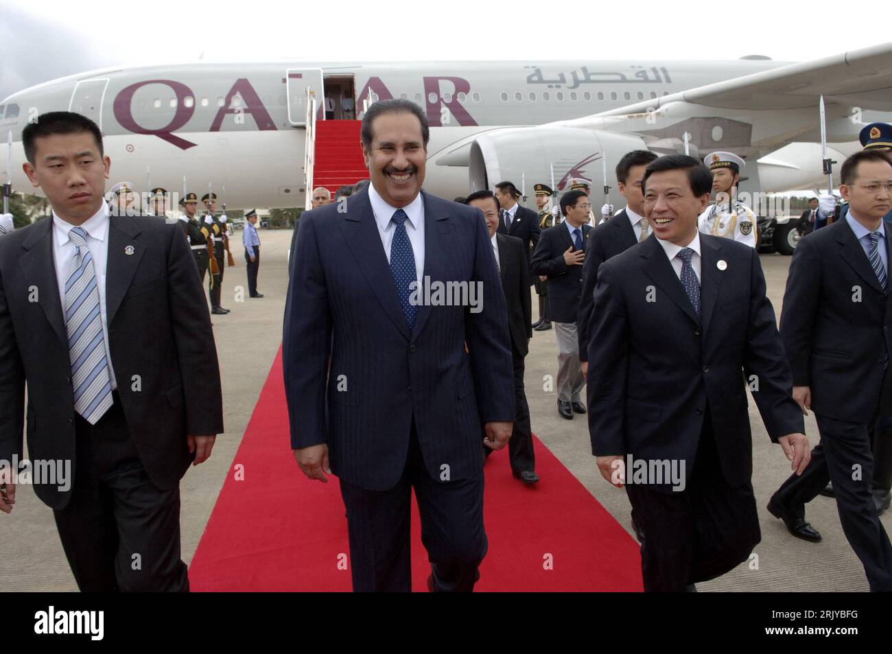 Bildnummer: 52495148 Datum: 11.04.2008 Copyright: imago/Xinhua Premierminister Scheich Hamad bin Jasim bin Jabir Al-Thani (Mitte, Katar/Außenminister) anlässlich des - Boao Forum for Asia - in Sanya - PUBLICATIONxNOTxINxCHN , Personen , optimistisch; 2008, uraufgeführt, Forum, Politik, Handschlag, , Pressetermin; , quer, Kbdig, Gruppenbild, Randbild, Menschen Stockfoto