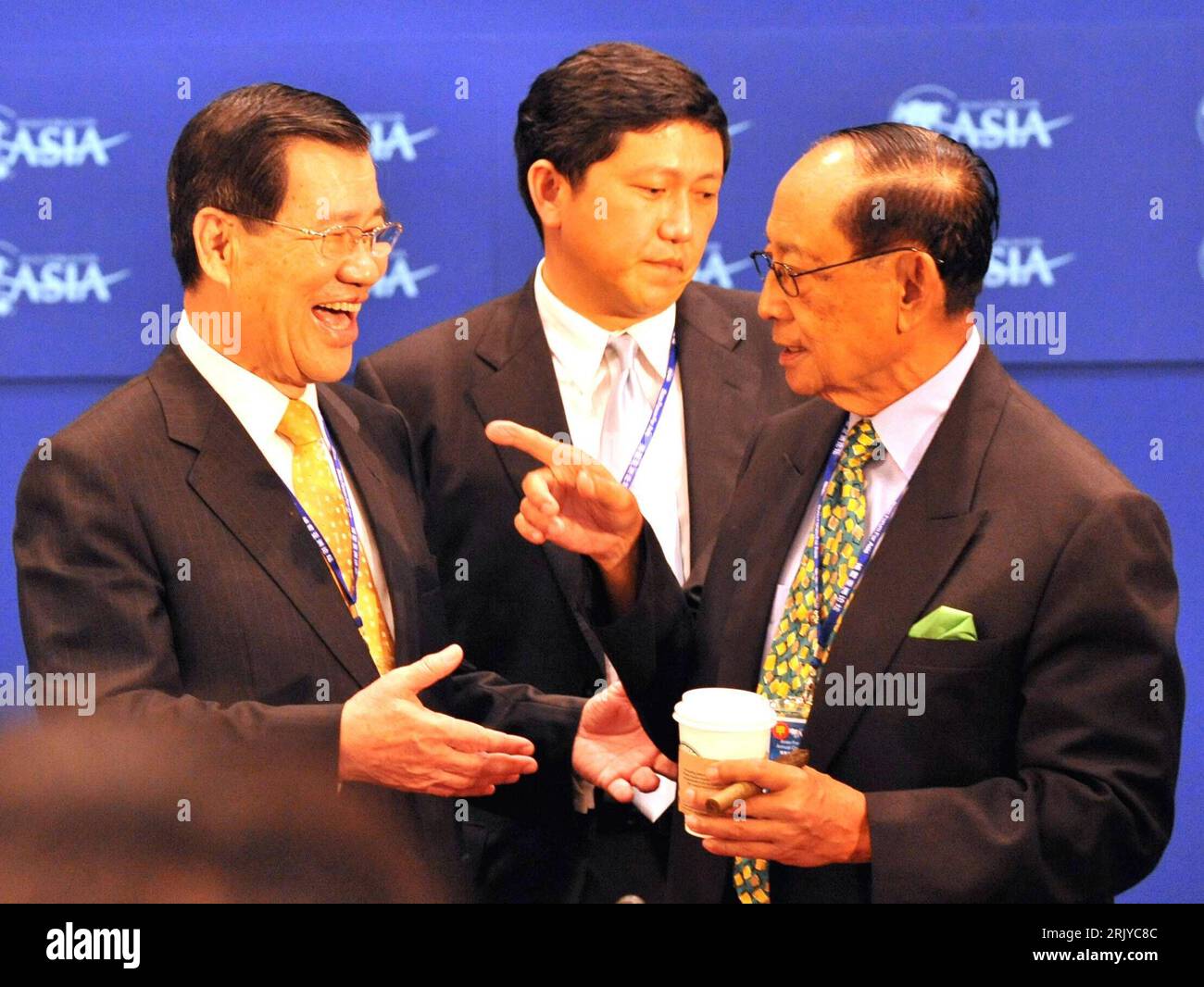 Bildnummer: 52499110 Datum: 13.04.2008 Copyright: imago/Xinhua Vincent Siew (li., Taiwan/Vorsitzender Cross-Straits Common Market Foundation) und Fidel V. Ramos (re., Philippinen/Vorsitzender des Verwaltungsrats der BFA) während des Runden Tisches zum Thema - Prospect of Taiwan Economy and Cross-Straits Economic Cooperation and Trade - anlässlich des Boao Asienforen in Sanya - PUBLICATIONxNOTxINxCHN , Personen , optimistisch , Freude; 2008, Sanya, Asienforum, Forum für Asien, Logo , BFA, Politik , Pressetermin, lacht; , quer, Kbdig, Gruppenbild, Close, Randbild, People, Asien Stockfoto