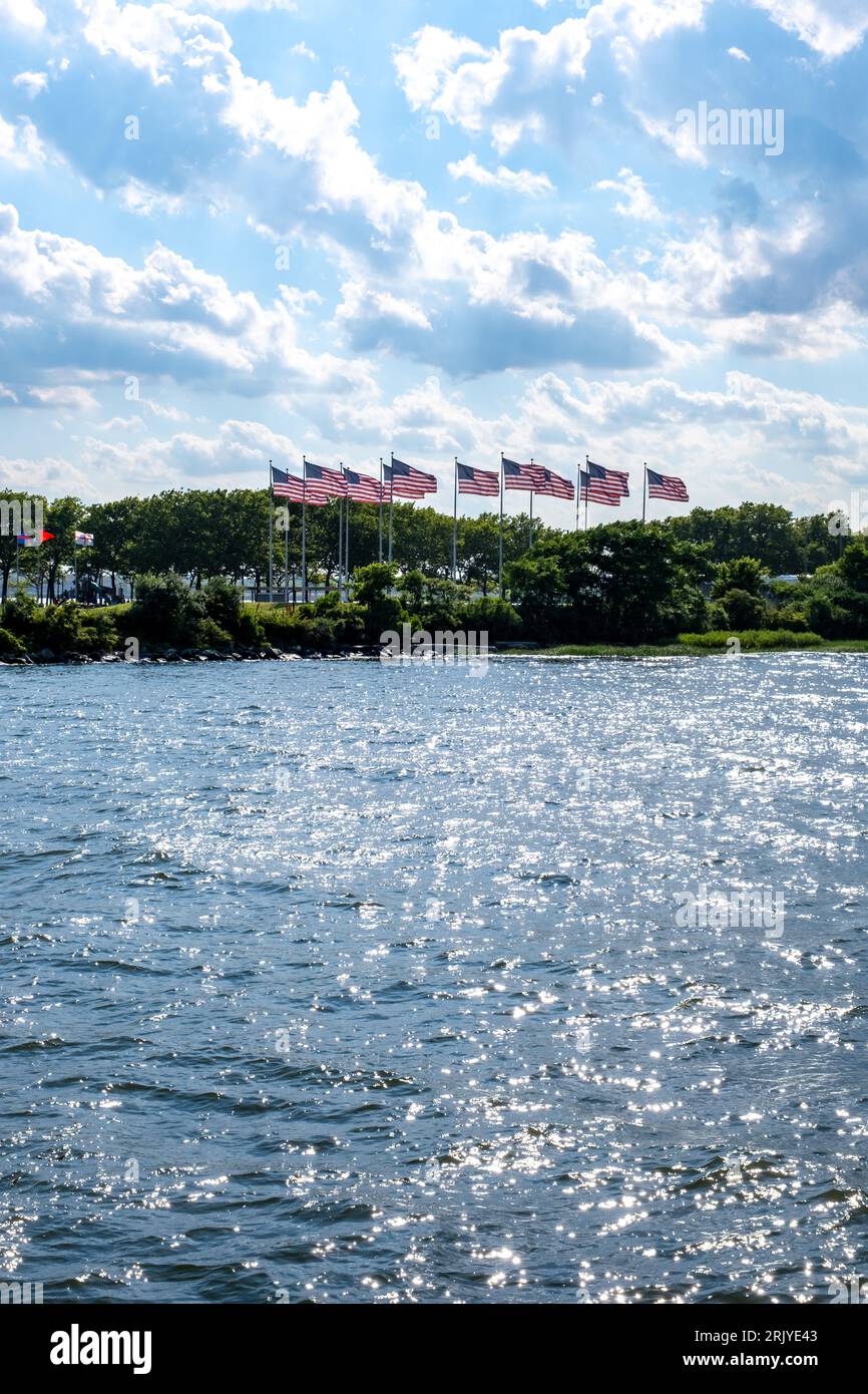 13 Kolonien Flaggenmasten im Liberty State Park im Sommer Stockfoto