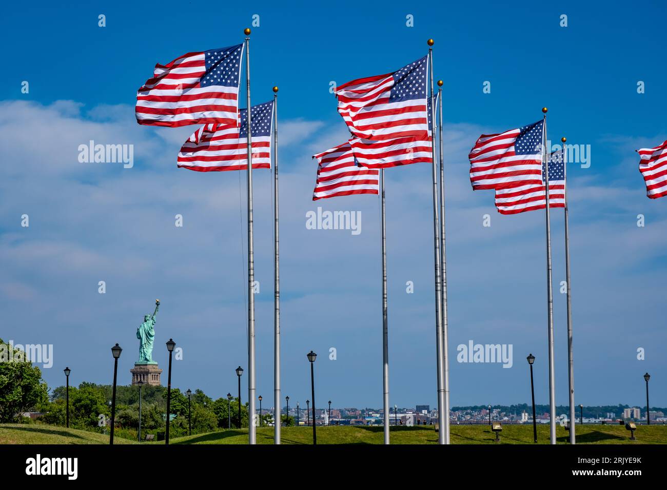 13 Kolonien Flaggenmasten und Freiheitsstatue im Liberty State Park im Sommer Stockfoto