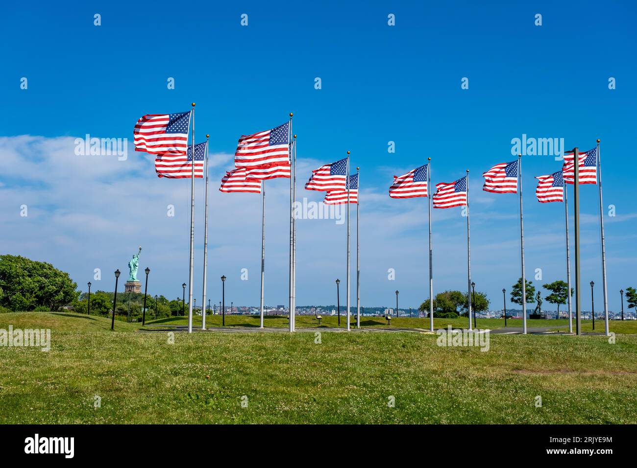 13 Kolonien Flaggenmasten und Freiheitsstatue im Liberty State Park im Sommer Stockfoto