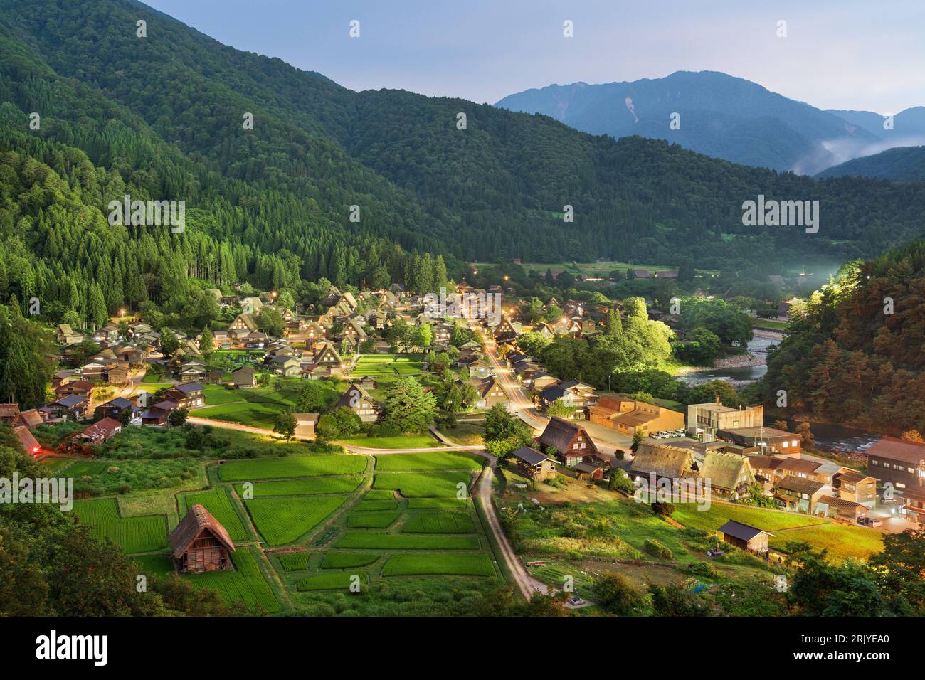 Shirakawa Village, Japan von Ogimachi in der Dämmerung. Stockfoto