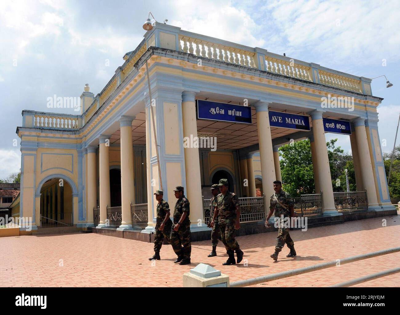 Bildnummer: 52516093 Datum: 25.04.2008 Copyright: imago/Xinhua Soldaten vor der katholischen Madhu Kirche in der von den Tamil Tigers zurückeroberten Stadt Mannar - Sri Lanka - PUBLICATIONxNOTxINxCHN, Personen , Gebäude, innen, Innenansicht; Premiumd, 2008, Mannar, Sri Lanka, Politik; , quer, Kbdig, Gruppenbild, Katholische Kirche, Religion, , Militaer, Staat, , Asien Stockfoto