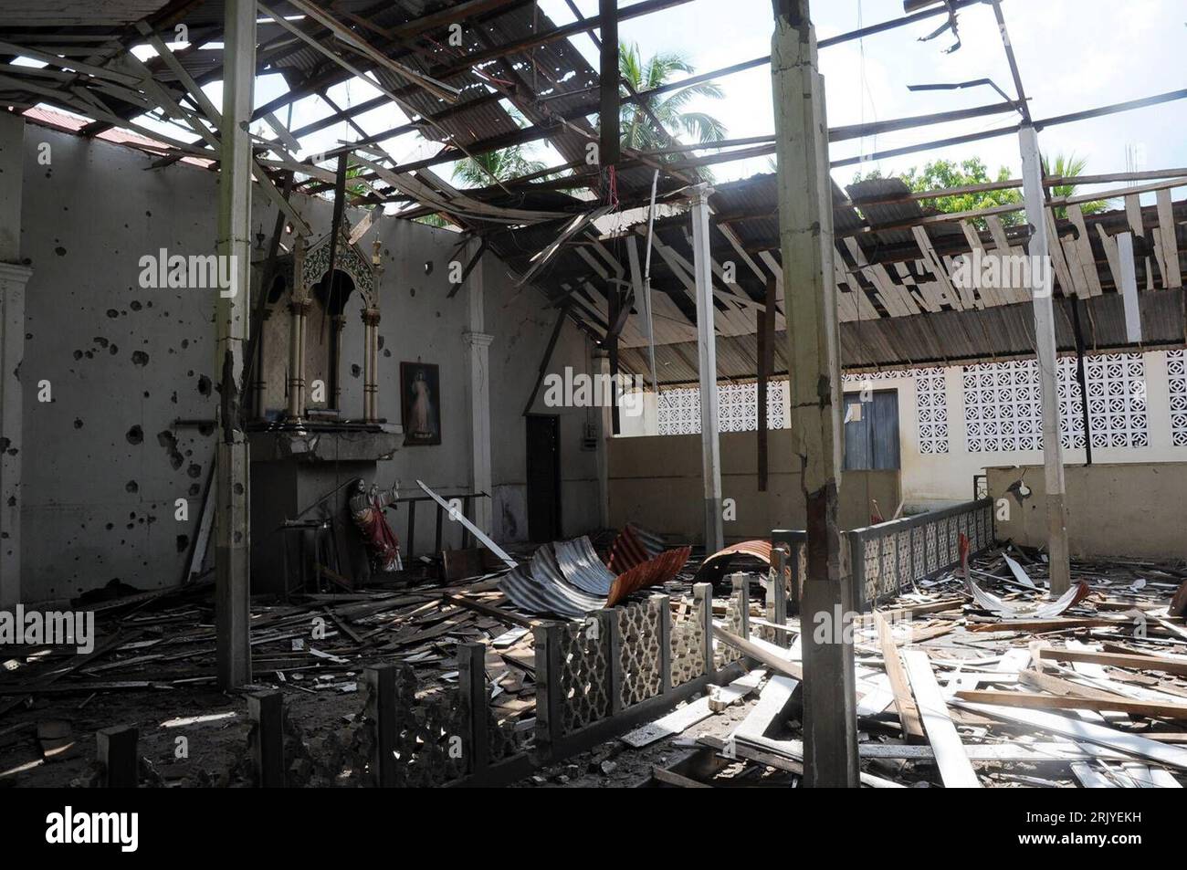 Bildnummer: 52516091 Datum: 25.04.2008 Copyright: imago/Xinhua Zerstörte katholische Kirche nach einem Angriff des Militärs auf die Tamil Tigers in Mannar - Sri Lanka - PUBLICATIONxNOTxINxCHN, Gebäude, innen, Innenansicht; Uraufführung, 2008, Mannar, Sri Lanka, Madhu, Zerstörung, Rebellen; , quer, Kbdig, Einzelbild, , Asien Stockfoto