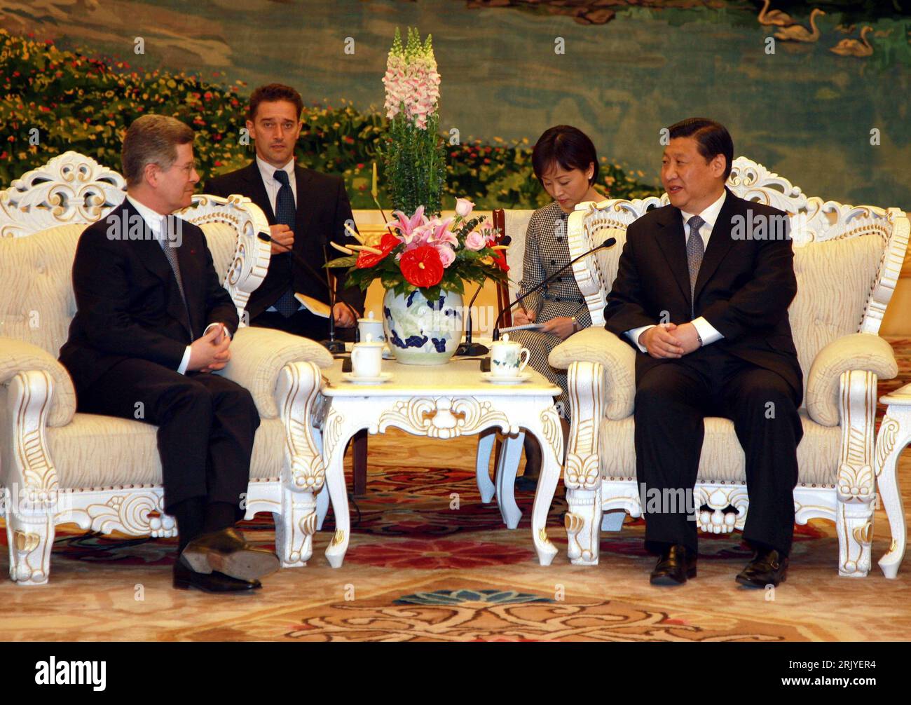 Bildnummer: 52516699 Datum: 27.04.2008 Copyright: imago/Xinhua Xi Jinping (re., China/Vizepräsident) und Jean-David Levitte (li., Frankreich/Präsidentenberater) während eines Treffens in Peking - PUBLICATIONxNOTxINxCHN , Personen , , , , optimistisch; 2008, Premiumd, Peking, Politik,; , quer, Kbdig, Totale, Aktion, People Stockfoto