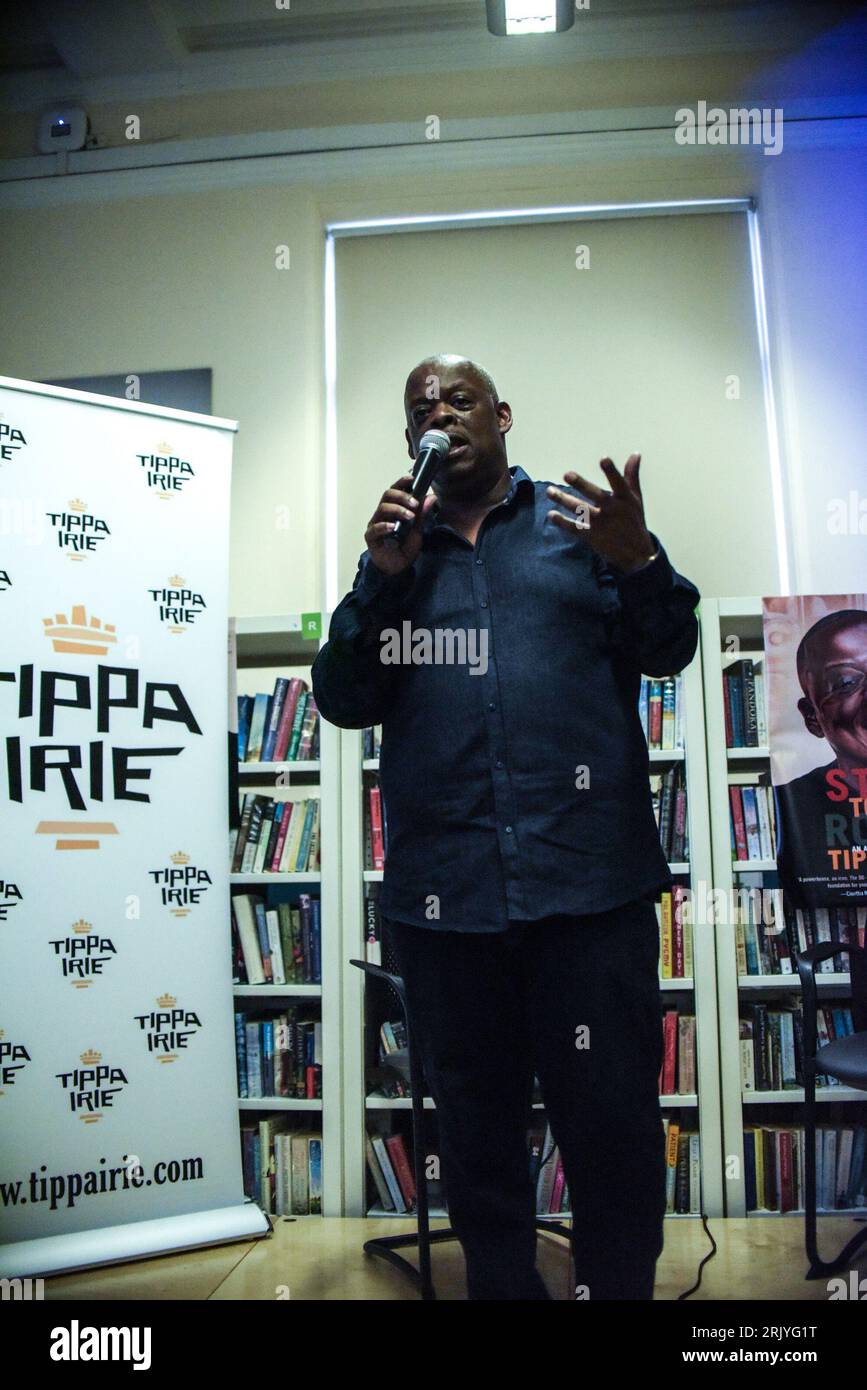 Um den Start seiner Memoiren Stick to My Roots zu feiern, die am 24. August 2023 veröffentlicht wurden, unterhielt sich Reggae-Legende Tippa Irie in der Brixton Tate Library mit dem BBC-Sender Eddie Nestor. Tippa Irie ist eine britische Reggae-Sängerin und DJ aus Brixton, South London. Er wurde in den frühen 1980er Jahren als MC auf dem South London Reggae Soundsystem Saxon Studio International bekannt Stockfoto