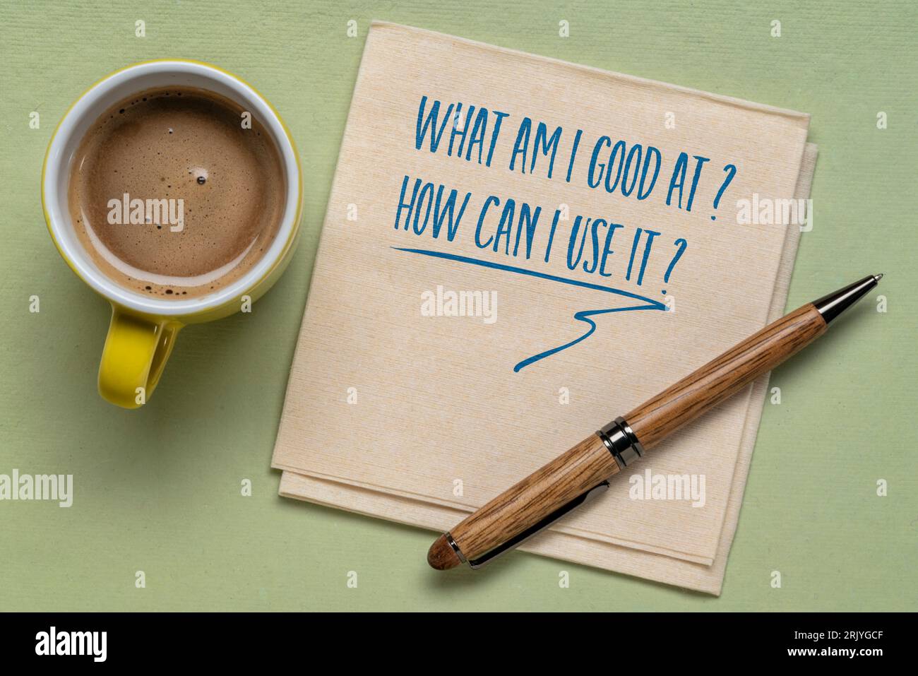 Was kann ich gut? Wie kann ich es verwenden? Fragen zur Selbstreflexion auf Serviette mit Kaffee. Stärken und Schwächen, Konzept der persönlichen Entwicklung. Stockfoto