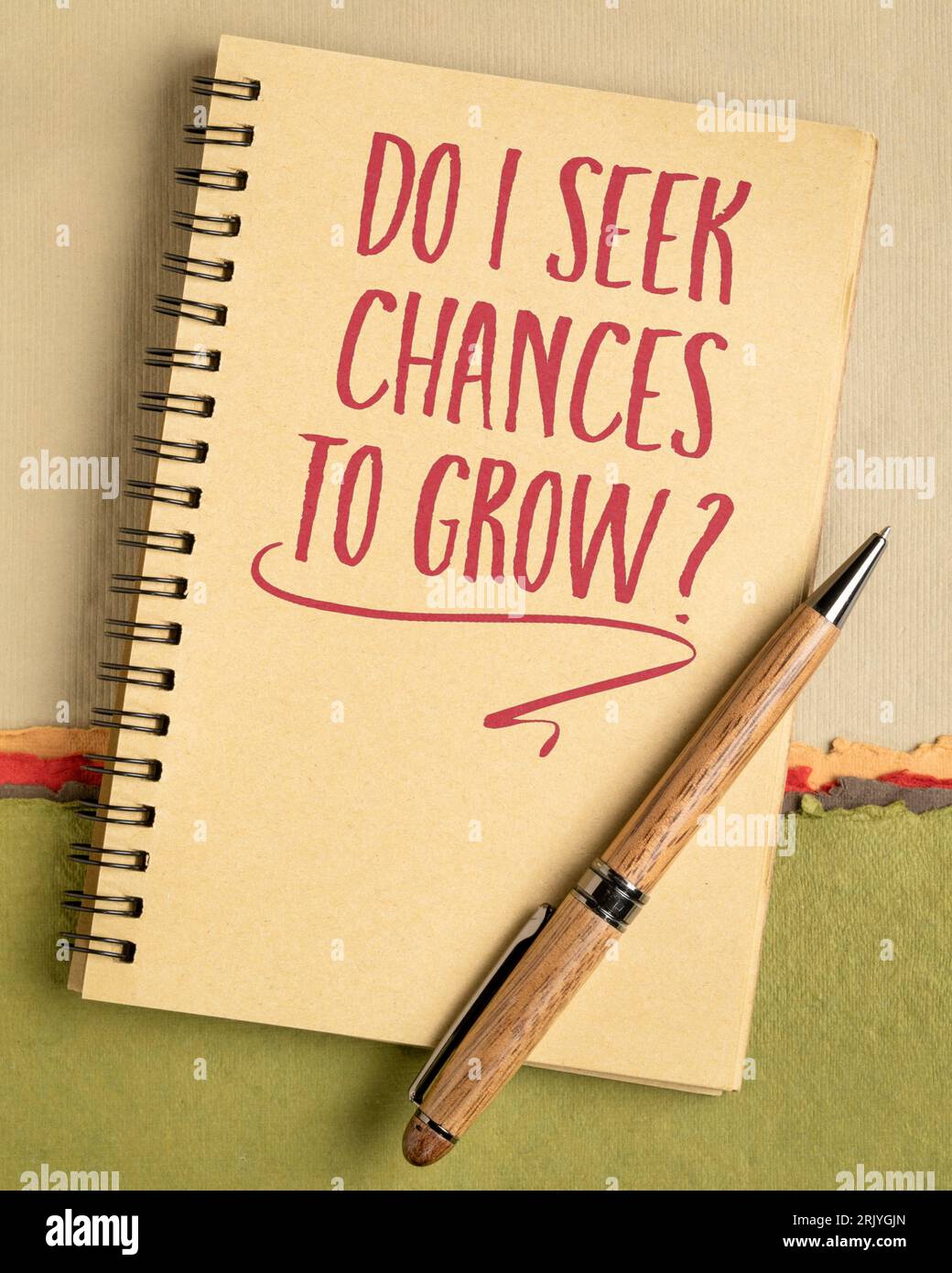 Suche ich nach Wachstumschancen? Frage zur Selbstreflexion in einem Notizbuch. Persönliches Entwicklungskonzept. Stockfoto