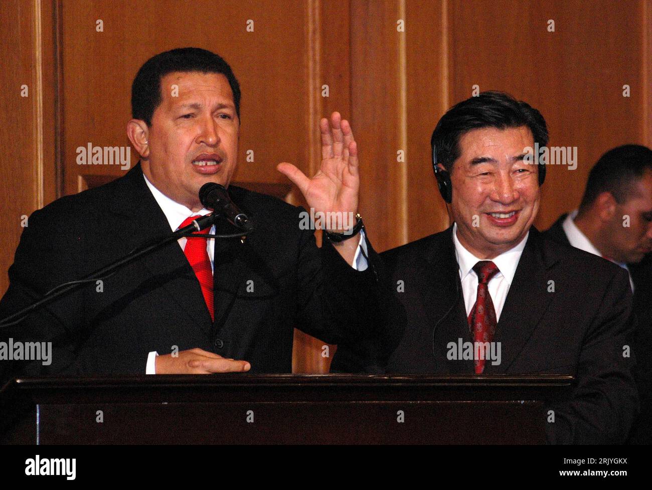 Bildnummer: 52533624 Datum: 09.05.2008 Copyright: imago/Xinhua Hui Liangyu (China/Vize-Premierminister) zusammen mit Präsident Hugo Chavez (Venezuela) während eines Fernsehauftritts in Caracas - PUBLICATIONxNOTxINxCHN , Personen; 2008, Caracas, Venezuela, Pressetermin , Politik, premiumd; , quer, Kbdig, Gruppenbild, Randbild, People, Mittelamerika Bildnummer 52533624 Datum 09 05 2008 Copyright Imago XINHUA Hui Liangyu China Vize-Premierminister zusammen mit Präsident Hugo Chavez Venezuela während einer Fernsehauftritte in Caracas PUBLICATIONxNOTxINxCHN People 2008 Caracas Venezuela Pressedatum Poli Stockfoto