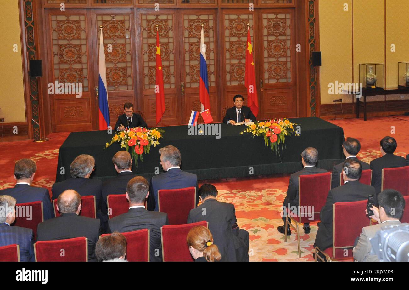 Bildnummer: 52550485 Datum: 23.05.2008 Copyright: imago/Xinhua Präsident Hu Jintao (Re., China) und Präsident Dmitry Medwedev (li., Russland) anlässlich seines China-Besuches in Peking - PUBLICATIONxNOTxINxCHN, Gebäude, innen, Innenansicht , Personen; 2008, Peking, Politik, Fahne, Nationalflagge, russische, chinesische, Pressekonferenz , Pressetermin; , quer, Kbdig, Gruppenbild, Randbild, People, Asien Bildnummer 52550485 Datum 23 05 2008 Copyright Imago XINHUA Präsident HU Jintao Re China und Präsident Dmitri Medwedew Li Russland während seines China-Besuchs in Peking PUBLICATIONxNOTxINxCHN Buildi Stockfoto