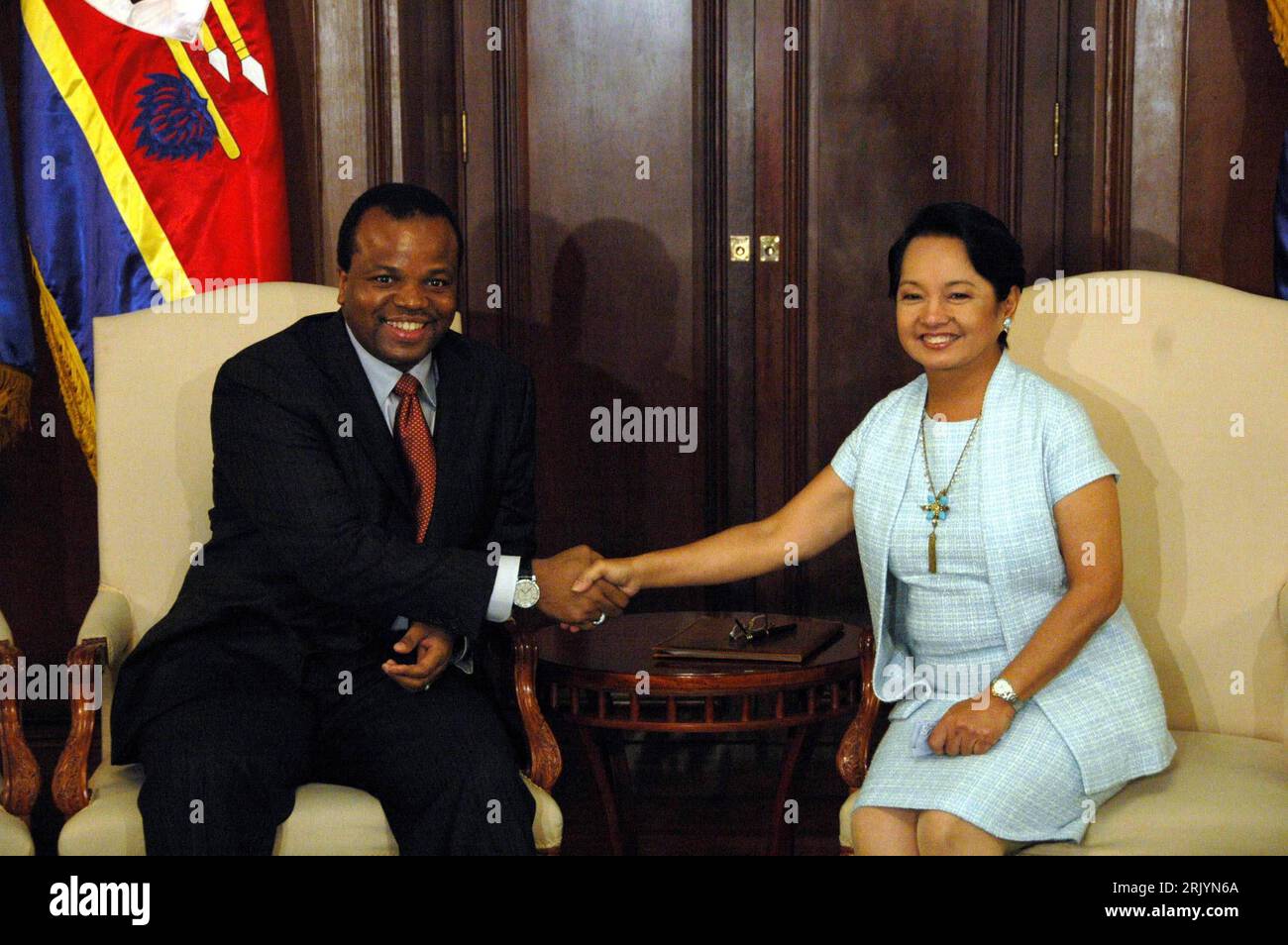 Präsidentin Gloria Macapagal-Arroyo (Philippinen) und König Mswati III (Swasiland) beim Shakehands anlässlich Mswatis Staatsbesuch in Manila - PUBLICATIONxNOTxINxCHN Stockfoto
