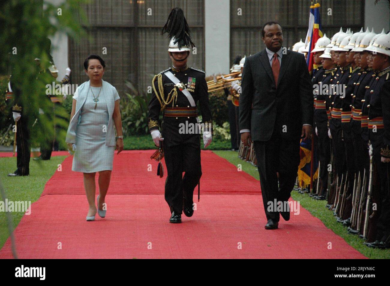 Präsidentin Gloria Macapagal-Arroyo (Philippinen) empfängt König Mswati III (Swasiland) mit militärischem Ehren zum Staatsbesuch in Manila - PUBLICATIONxNOTxINxCHN Stockfoto