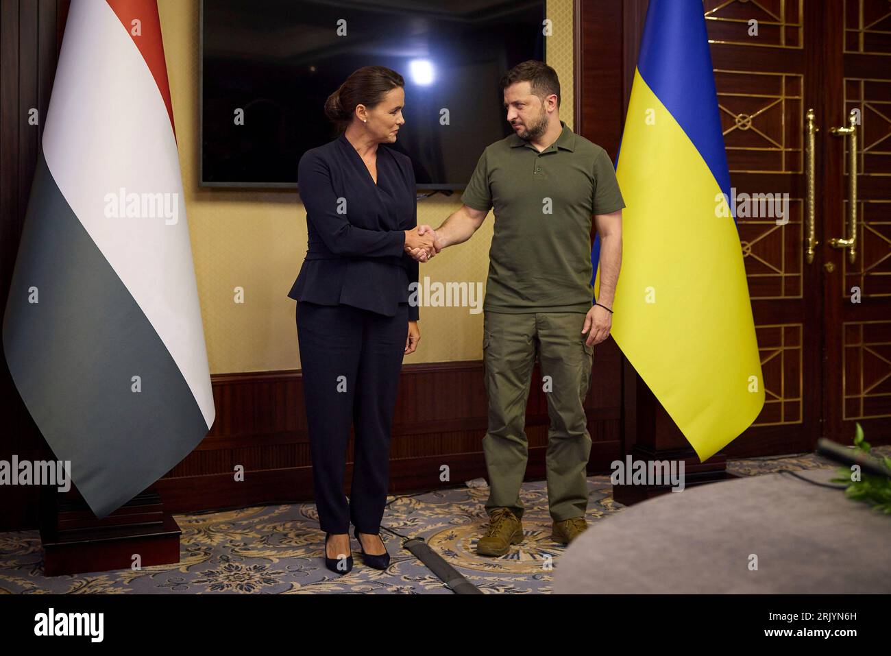 Kiew, Ukraine. August 2023. Der ukrainische Präsident Wolodymyr Zelenskyj, rechts, begrüßt den ungarischen Präsidenten Katalin Novak, links, zu bilateralen Gesprächen im Horodecki-Haus am 23. August 2023 in Kiew, Ukraine. Kredit: Ukrainischer Ratsvorsitz/Ukrainisches Pressebüro/Alamy Live News Stockfoto