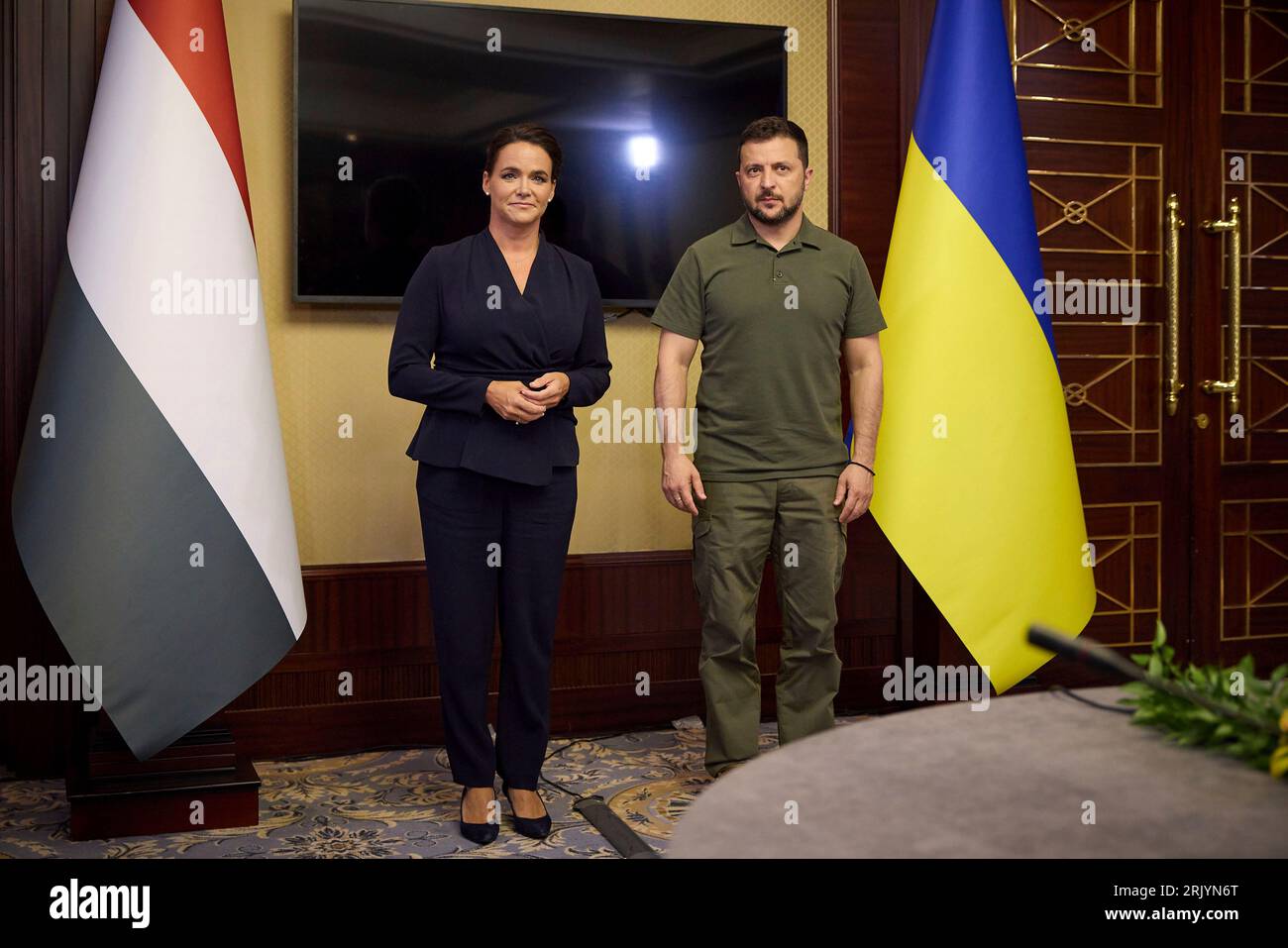 Kiew, Ukraine. August 2023. Der ukrainische Präsident Wolodymyr Zelenskyj, rechts, begrüßt den ungarischen Präsidenten Katalin Novak, links, zu bilateralen Gesprächen im Horodecki-Haus am 23. August 2023 in Kiew, Ukraine. Kredit: Ukrainischer Ratsvorsitz/Ukrainisches Pressebüro/Alamy Live News Stockfoto