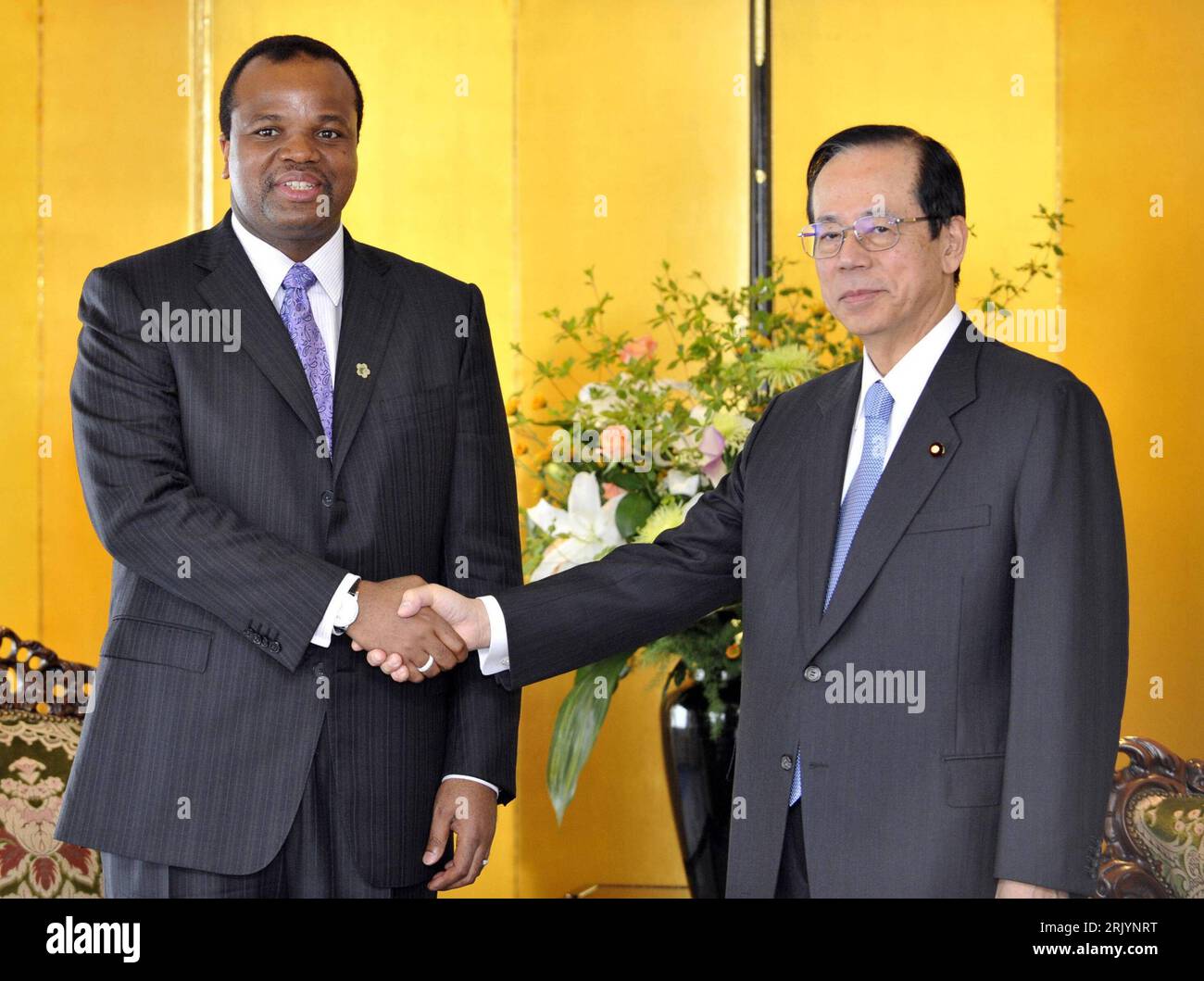 Bildnummer: 52556138 Datum: 28.05.2008 Copyright: imago/Xinhua Premierminister Yasuo Fukuda (Re., Japan) und König Mswati III (Swasiland) anlässlich der 4. Tokio International Conference on African Development in Yokohama - PUBLICATIONxNOTxINxCHN, Personen , premiumd , optimistisch; 2008, Yokohama, TICAD IV, Politik, Pressetermin , Shakehands, Hände schütteln; , quer, Kbdig, Gruppenbild, Close, Randbild, People Bildnummer 52556138 Datum 28 05 2008 Copyright Imago XINHUA Premierminister Yasuo Fukuda Right Japan und König Mswati III Swasiland während der 4. Tokioter Internationalen Konferenz ÜBER Afrika Stockfoto