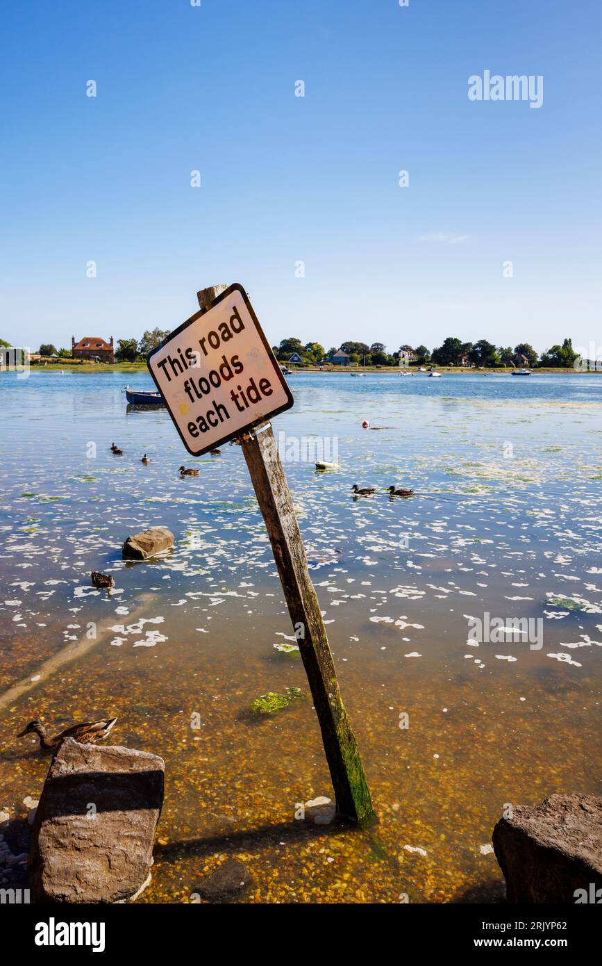A warning sign at Bosham, a coastal village on the south coast near Chichester, West Sussex, southern England, that the coast road floods each tide Stockfoto