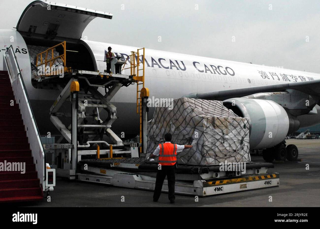 Bildnummer: 52562981 Datum: 02.06.2008 Copyright: imago/Xinhua Verladen von Hilfsgütern der Macao Red Cross Association und der Union General of Community Association for die chinesischen Erdbebenregionen auf dem Flughafen von Macao - PUBLICATIONxNOTxINxCHN, Personen , Objekte , premiumd; 2008, Macau, China, Erbeben, Flugzeug, Hilfsgüter, Hilfe, Fotostory; , quer, Kbdig, Einzelbild, Transport, Logistik, Wirtschaft, , Luftfahrt, Verkehr, Asien Bildnummer 52562981 Datum 02 06 2008 Copyright Imago XINHUA Loaded from Relief Supplies the Macao Red Cross Association and the Union General of Stockfoto