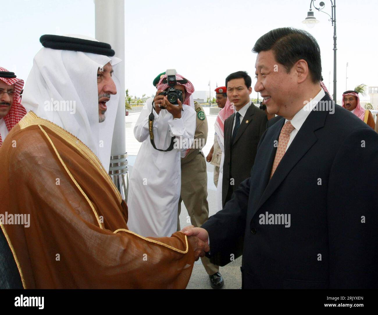 Bildnummer: 52587998 Datum: 21.06.2008 Copyright: imago/Xinhua Prinz Khalid al-Faisal bin Abdul Aziz al-Saud (li., Saudi Arabien/Gouverneur der Provinz Makkah) begrüßt Vizepräsident Xi Jinping (China) anlässlich eines Treffens in Jeddah - PUBLICATIONxNOTxINxCHN ,; 2008, Jeddah, Politik, Personen, Shakehands, Händeschütteln, Premiumd; , quer, Kbdig, Gruppenbild, Close, Randbild, People Bildnummer 52587998 Datum 21 06 2008 Copyright Imago XINHUA Prinz Khalid Al Faisal am Abdul Aziz Al Saud verließ Saudi-Arabien Gouverneur die Provinz Makkah begrüßte Vizepräsidenten Xi Jinping rechts China während eines A Stockfoto