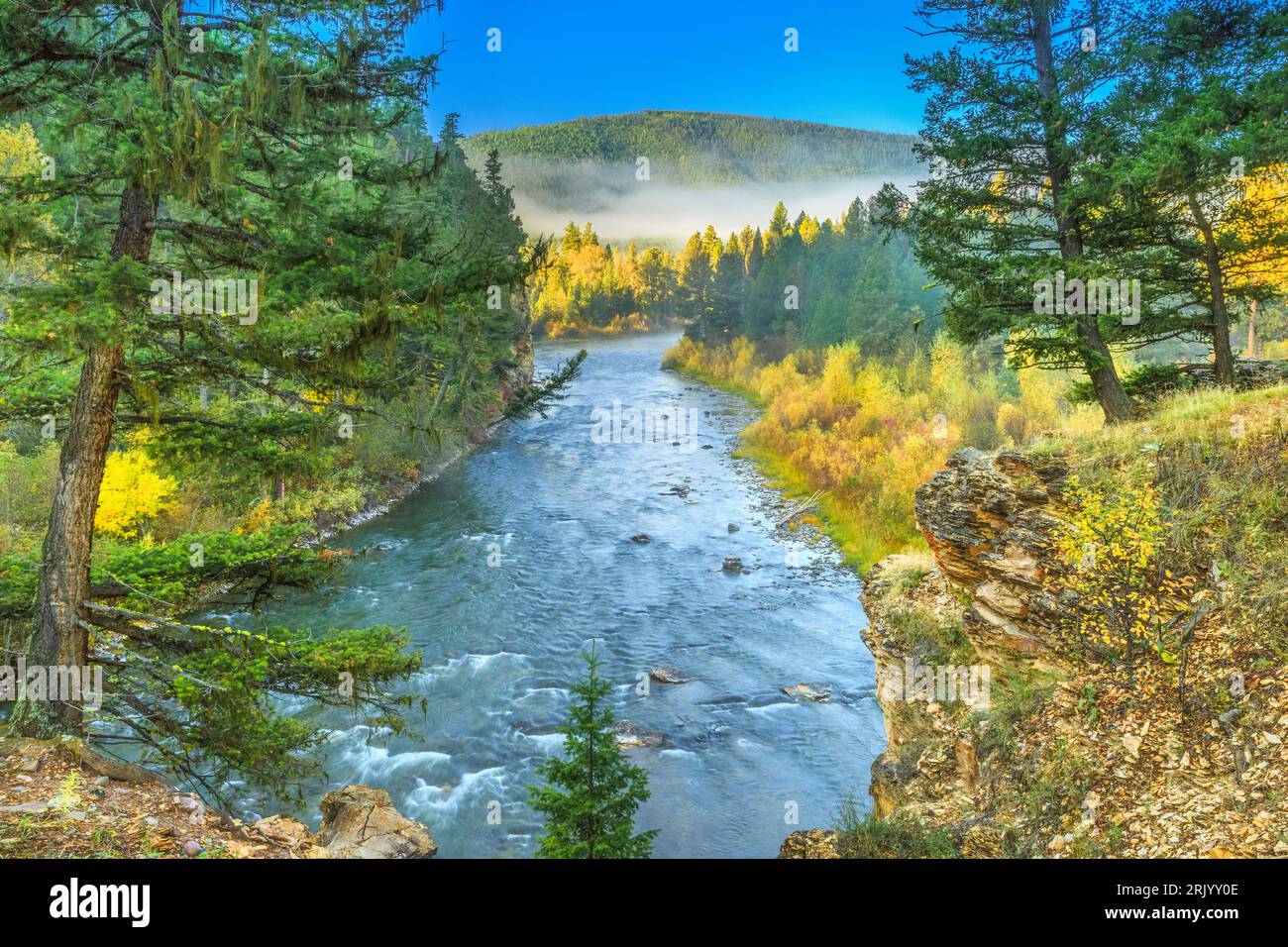 blackfoot River im Herbst unterhalb der Granatkette in der Nähe von ovando, montana Stockfoto