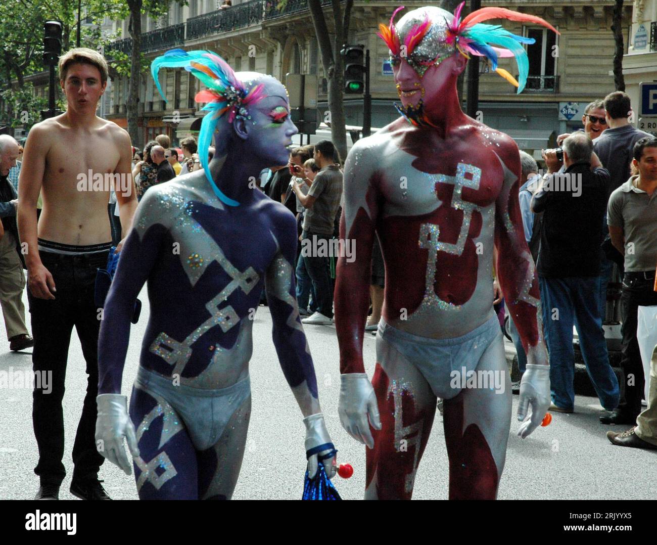 Bildnummer: 52597609 Datum: 28.06.2008 Copyright: imago/Xinhua Kostümierte Teilnehmer auf der Gay Pride Parade in Paris - PUBLICATIONxNOTxINxCHN, Personen; 2008, Paris, CSD, Christopher Street Day, Demo; , quer, Kbdig, Gruppenbild, Close, Bildnummer 52597609 Datum 28 06 2008 Copyright Imago XINHUA Kostümierte Teilnehmer an der Gay Pride Parade in Paris PUBLICATIONxNOTxINxCHN People 2008 Paris CSD Christopher Street Day Demonstration Horizontal Kbdig Group Foto Close Stockfoto