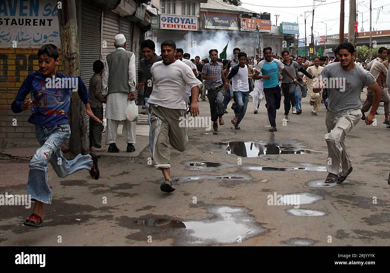 Bildnummer: 52597623 Datum: 28.06.2008 Copyright: imago/Xinhua Demonstranten rennen durch die Straßen von Srinagar - Kashmir - PUBLICATIONxNOTxINxCHN, Personen; 2008, Srinagar, Kashmir, Indien, Proteste, Demo; , quer, Kbdig, total, , , Asien o0 Unruh Bildnummer 52597623 Datum 28 06 2008 Copyright Imago XINHUA Demonstranten Rennen durch die Straßen von Srinagar Kaschmir PUBLICATIONxNOTxINxCHN People 2008 Srinagar Kaschmir Indien Proteste Demonstration horizontal Kbdig Long Shot Asia o0 Unruhe Stockfoto