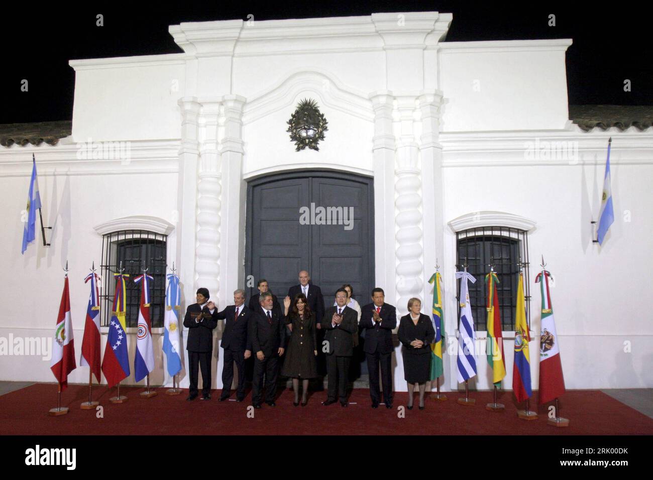 Bildnummer: 52600767 Datum: 30.06.2008 Copyright: imago/Xinhua Vorn v.l.n.r.: Präsident Evo Morales (Bolivien), Präsident Tabare Vazquez (Uruguay), Präsident Luiz Inacio Lula da Silva (Brasilien), Präsidentin Cristina Fernandez de Kirchner (Argentinien), Präsident Nicanor Duarte (Paraguay), Präsident Hugo Chavez (Venezuela) und Präsidentin Michanlässlich (Chile) (35). Mercosur-Gipfels in San Miguel de Tucuman, Argentinien PUBLICATIONxNOTxINxCHN , Personen; 2008, San Miguel de Tucuman, , Politik, premiumd , , , Pressetermin, Gipfel Mercado Comun del Sur; , quer, Kbdig, Stockfoto