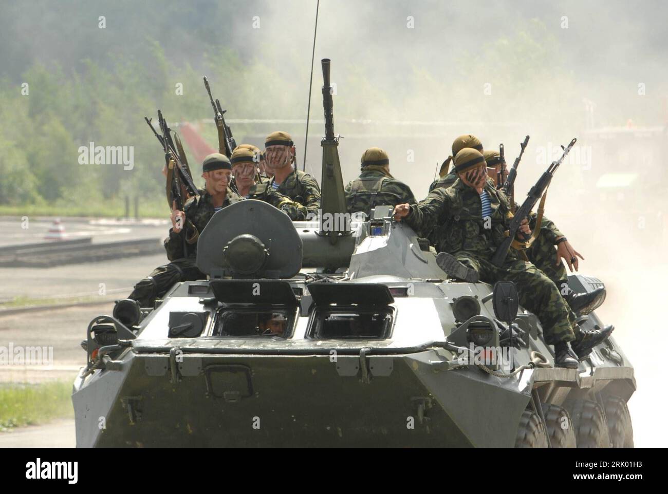 Bildnummer: 52610852 Datum: 09.07.2008 Copyright: imago/Xinhua Bewaffnete Soldaten auf einem Militärfahrzeug während der - Russian Expo Arms 2008 - in Nizhniy Tagil, Russland PUBLICATIONxNOTxINxCHN, Personen; 2008, Nizhniy Tagil, Ausstellung, Militärmesse, REA, Fahrzeug; , quer, Kbdig, Gruppenbild, Militaer, Staat, Asien Bildnummer 52610852 Datum 09 07 2008 Copyright Imago XINHUA bewaffnete Soldaten auf einem Militärfahrzeug während der russischen EXPO Arms 2008 in Nizhniy Russia PUBLICATIONxNOTxINxCHN People 2008 Nizhniy Ausstellung Militärmesse Rea Fahrzeug horizontal Kbdig Group Foto Militar Stockfoto